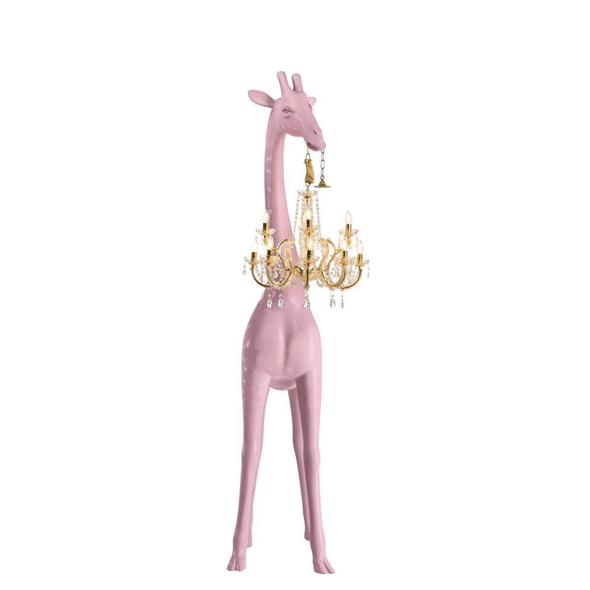 Conçue par MARCANTONIO, Giraffe in Love M Indoor est une lampe girafe qui supporte un lustre classique de style Marie-Thérèse, d'une hauteur de 2,65 mètres, une dimension qui lui permet de s'immiscer dans les maisons de tout un chacun. Audacieuse et