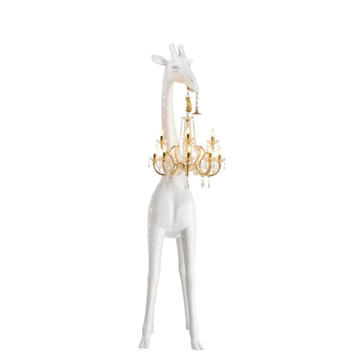 Progettata da Marcantonio, Giraffe in Love M Indoor è una lampada a giraffa che sorregge un lampadario classico in stile Marie-Thérèse, alto 2,65 metri, una dimensione che le permette di entrare nelle case di tutti. Audace ed elegante, sarà