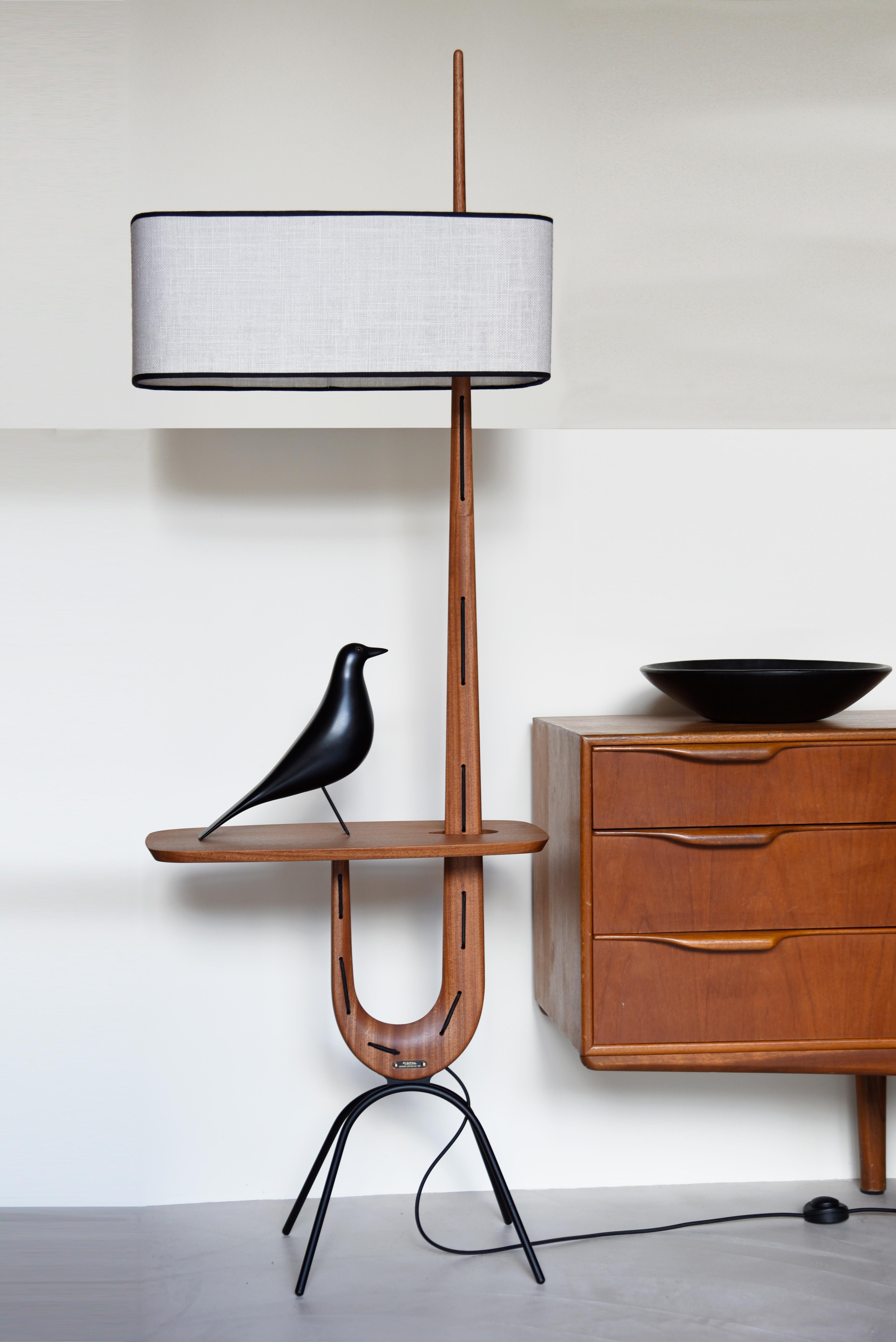Disegnata nel 1952, con la sua silhouette slanciata, al tempo stesso elegante e all'avanguardia, la lampada da terra Giraffe Tablet incarna perfettamente lo spirito di innovazione della casa Rispal.

Finitura: Mogano Nature
DIMENSIONI:
H. 168 x P.
