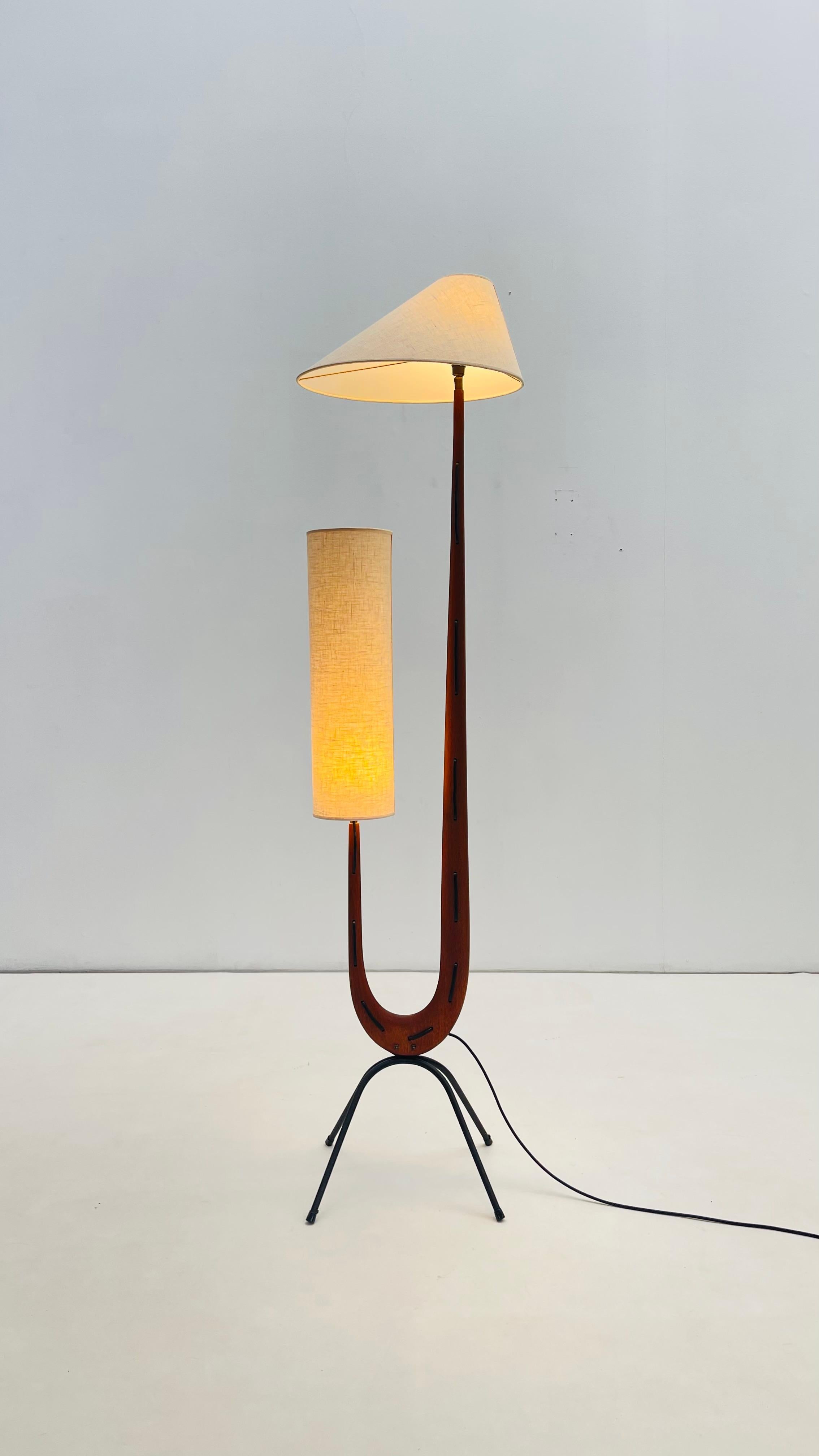 Jean Rispal es un diseñador y fabricante francés de mediados de siglo en  Francia. Abre su propia fábrica y tienda de luz en el distrito 11 de París entre 1924 y 1982.

Junto a la conocida 