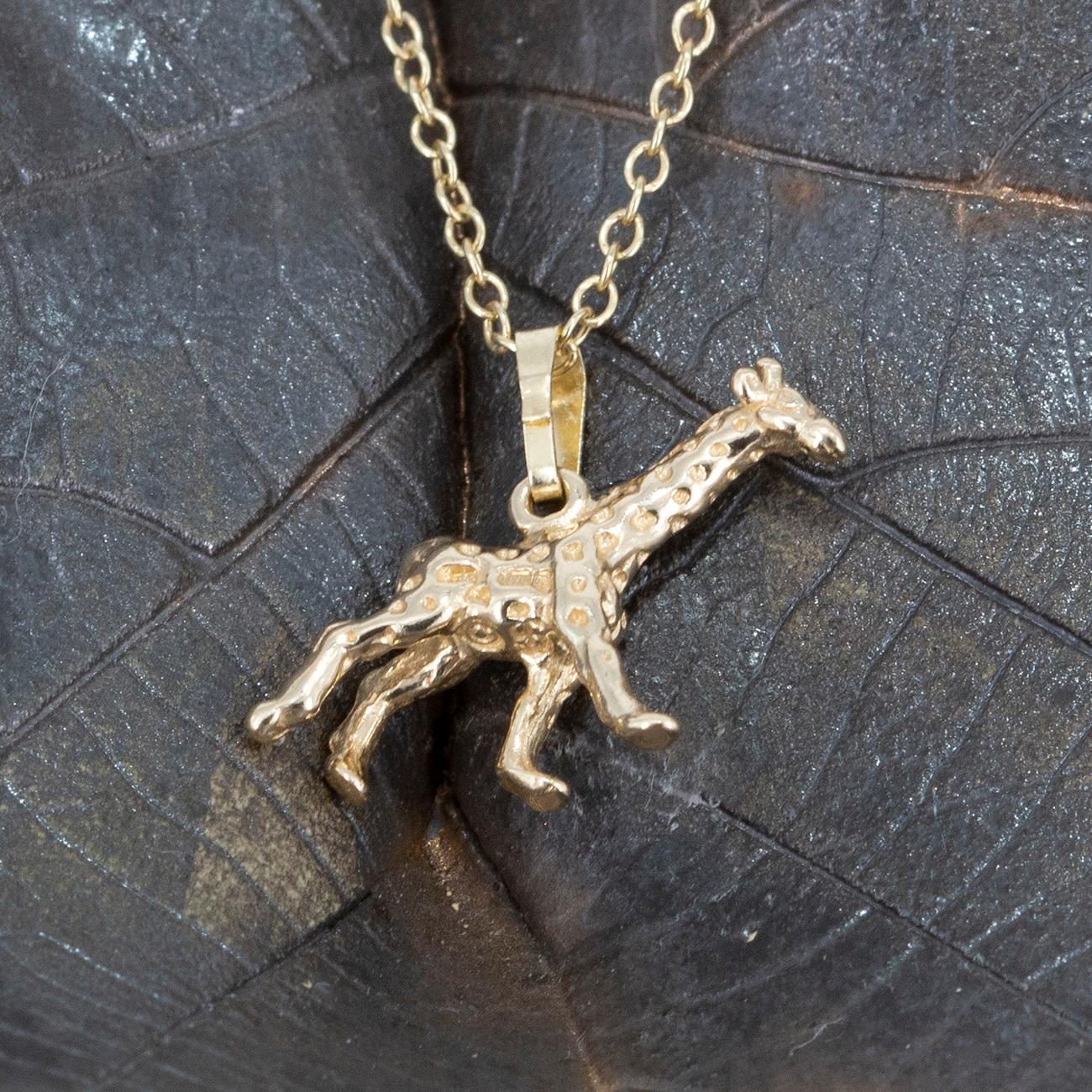 A highly detailed and realistic solid 9 carat Gold Giraffe pendant.

This stunning pendant is made by Simon Kemp Jewellers with an 18
