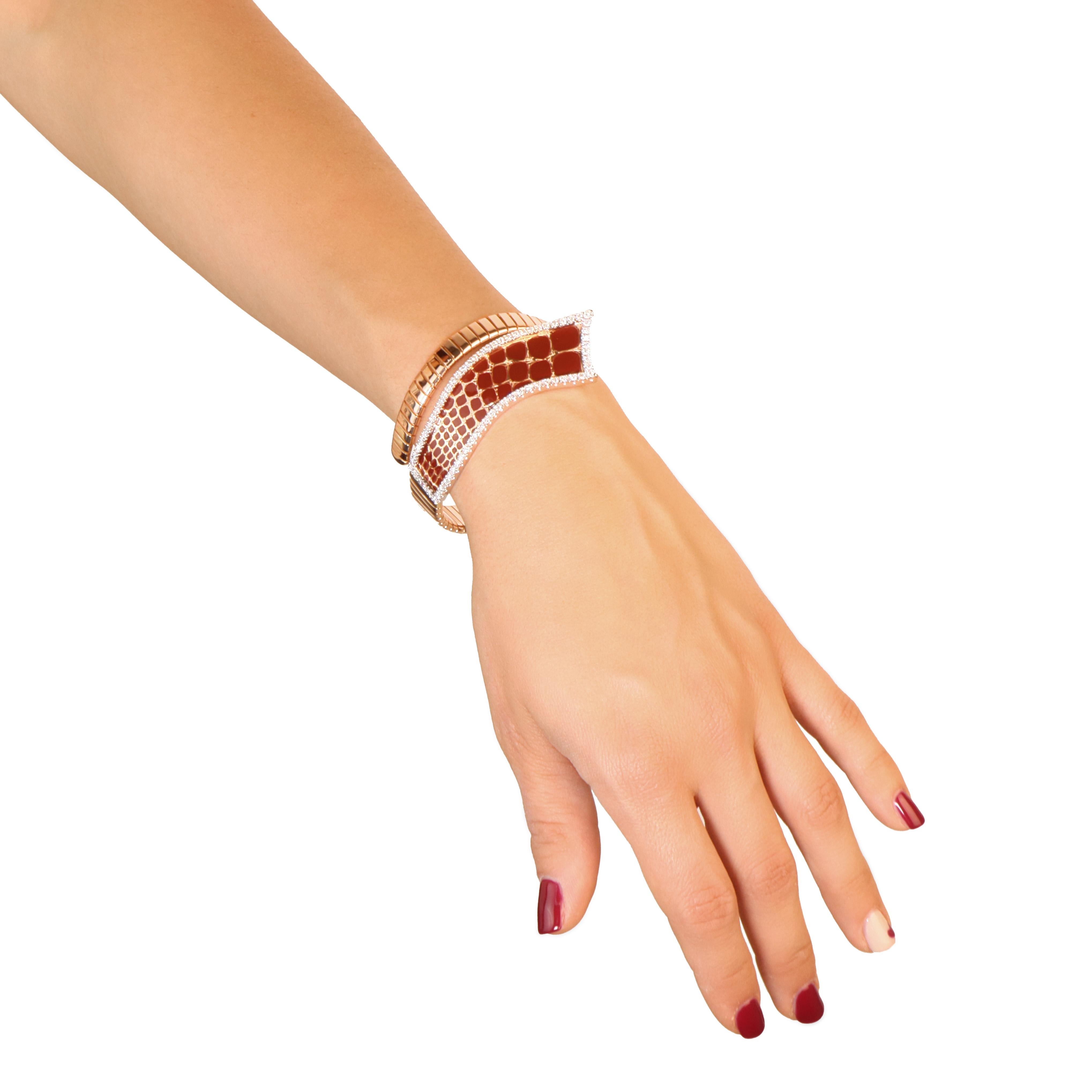This bangle bracelet represents the perfect mix between tradition and innovation: its retro style recalls the revolutionary design of 1940s bangle bracelets while the modern giraffe print adds a touch of originality to it.
The red-ish enamel is