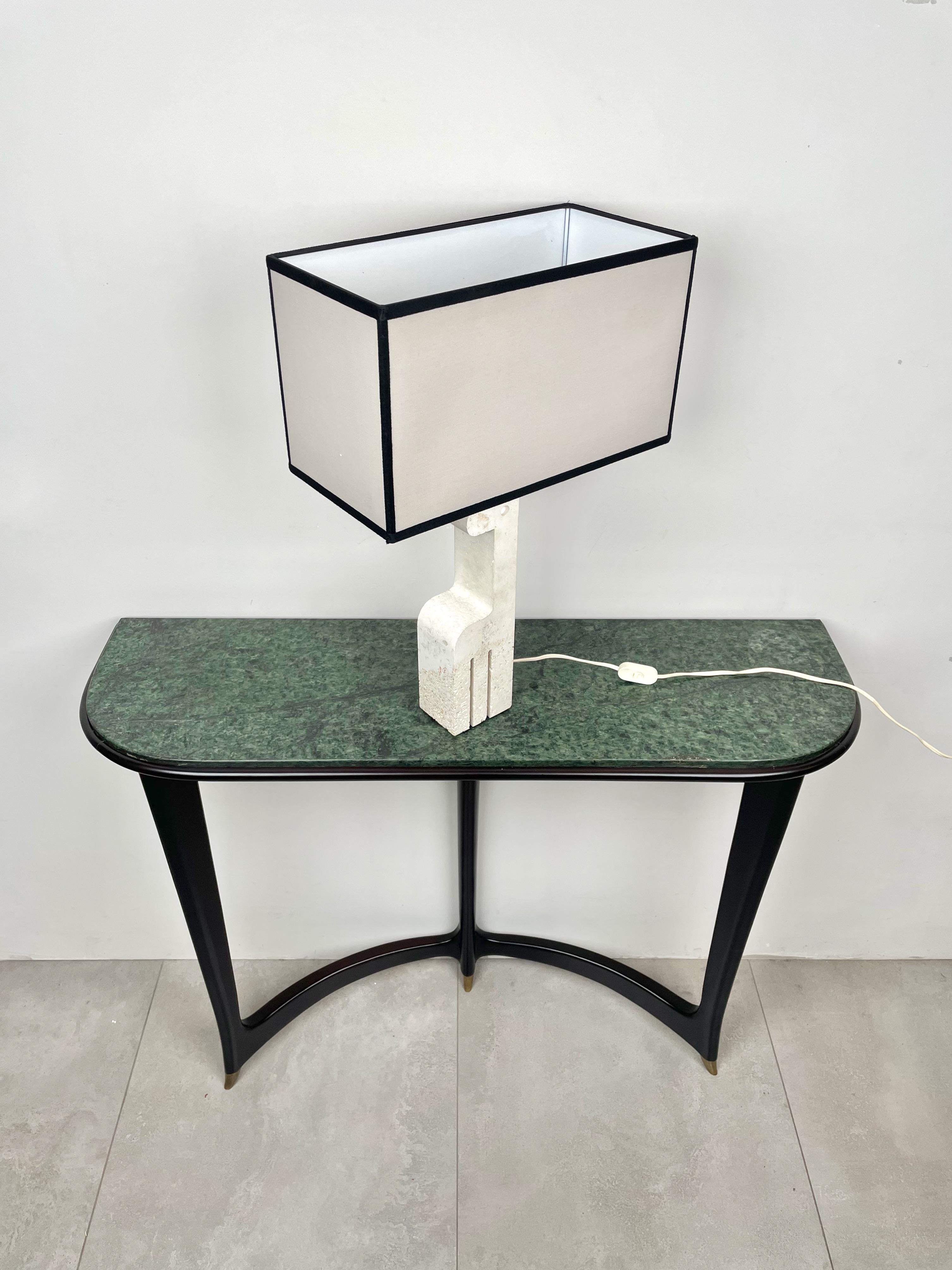 Lampe de table en marbre travertin de Rapolano avec la base en forme de girafe par le Fratelli Mannelli italien (étiquette originale encore attachée), années 1970.

Dimensions sans abat-jour : H 43 x L 10 x P 8 (cm).

Dimensions avec abat-jour :