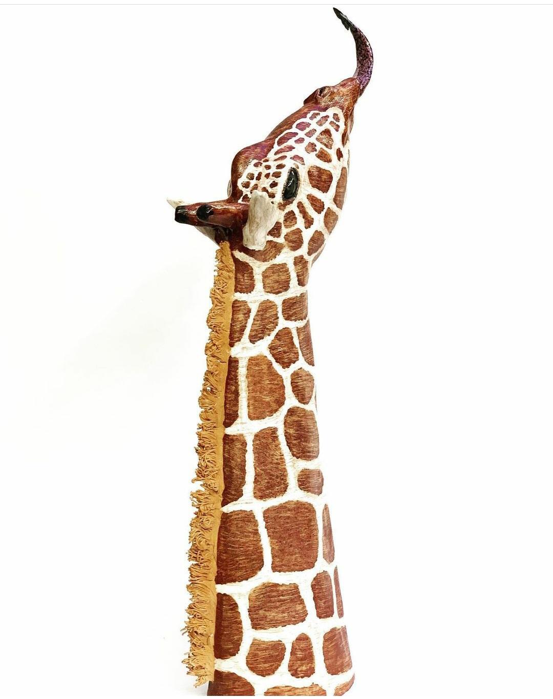 Giraffen mit Schmetterling, Tafelaufsatz aus Keramik, handgefertigtes Design in Italien, 2021 (Moderne) im Angebot