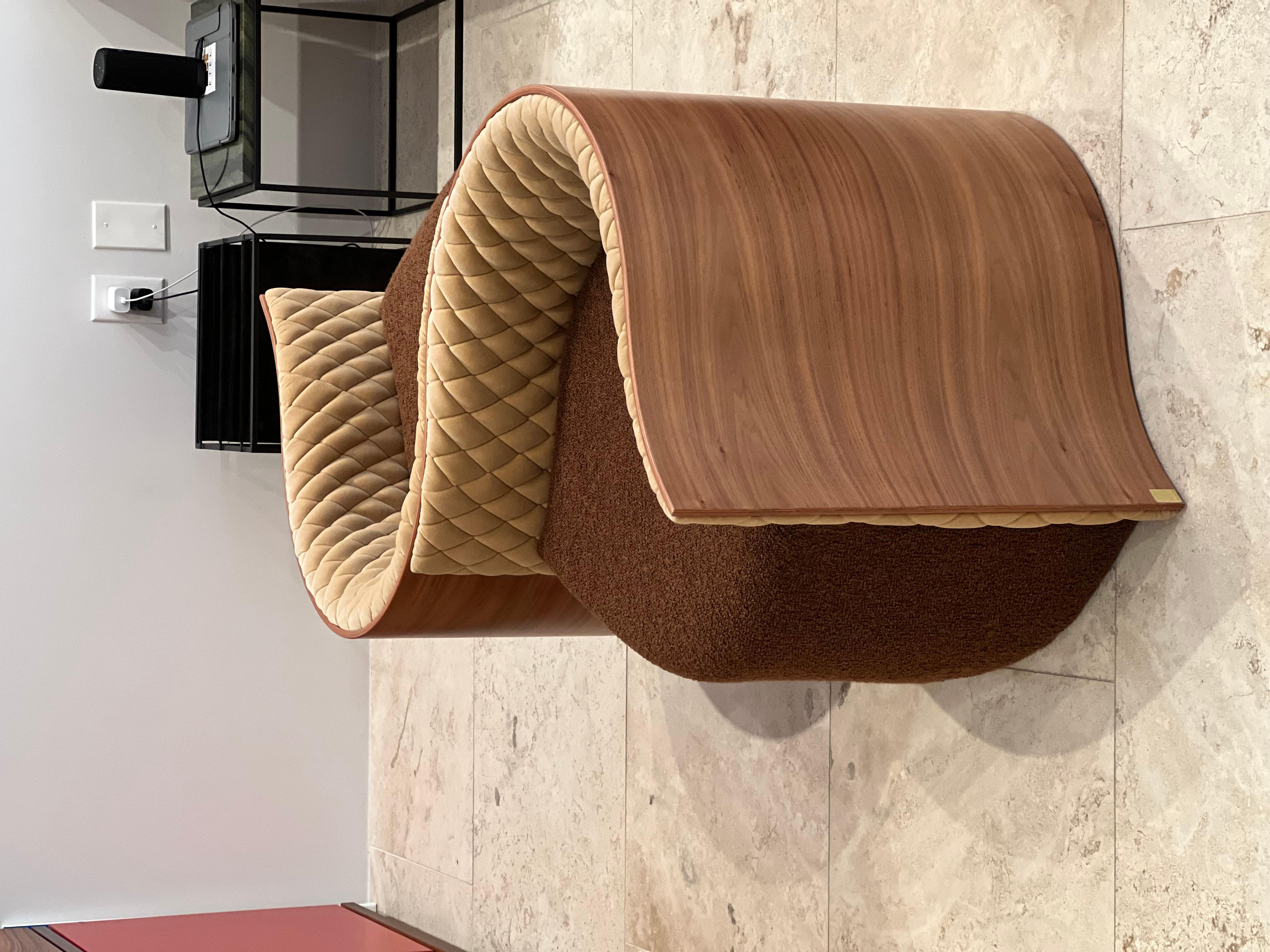 Girandola Bench
A sinuous volume designed by a curved wooden shape welcomes a seat wrapped in quilted velvet upholstery. The Paraíso armchair appears light, suspended on slender metal cylinders. It was the first piece in the collection that I