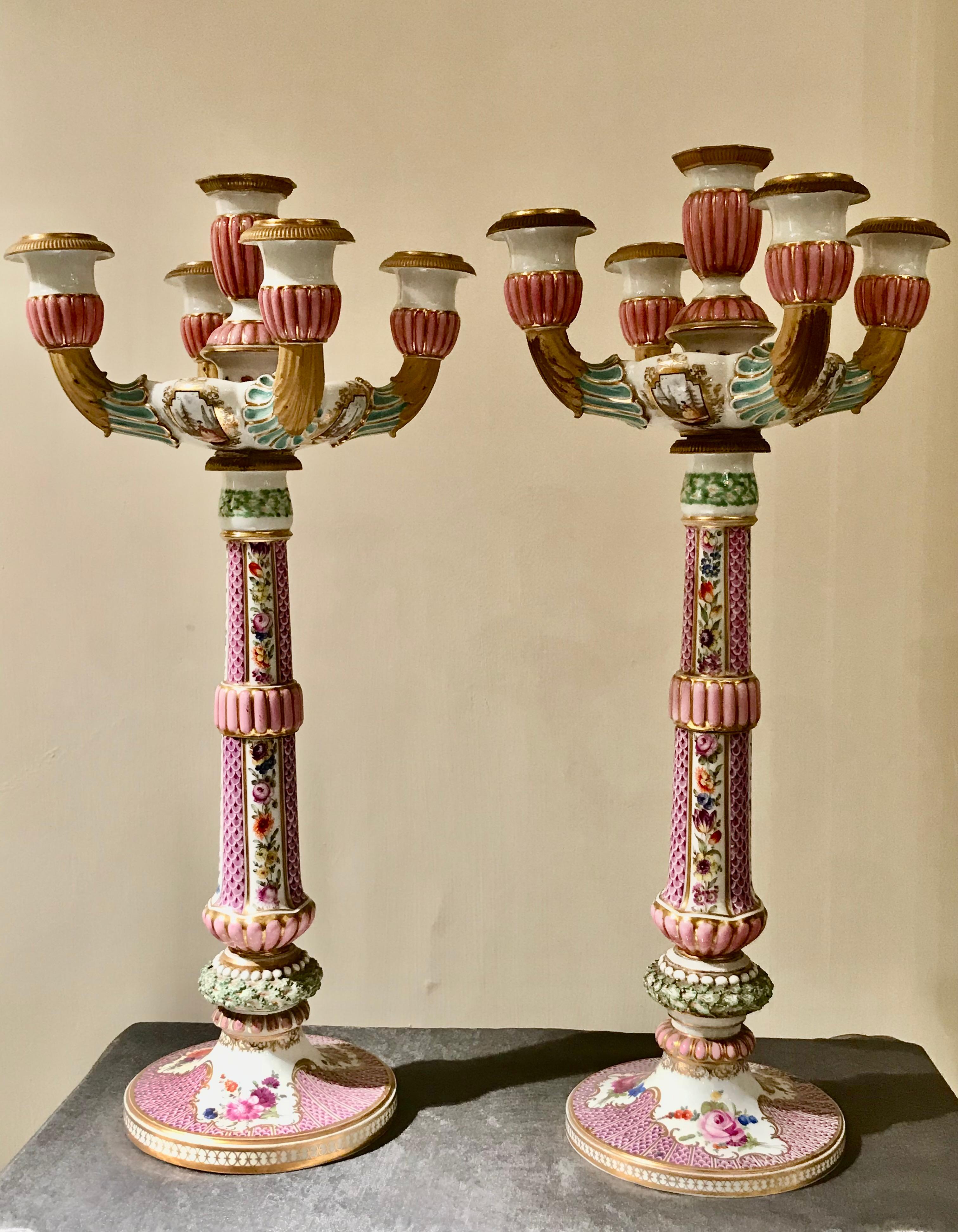 Beau travail d'une grande force expressive. Spectaculaire paire de girandoles/chandeliers de table en porcelaine de Meissen, Allemagne, marquée d'une épée. Approx. 1790 - 1810, Période Marcolini-.