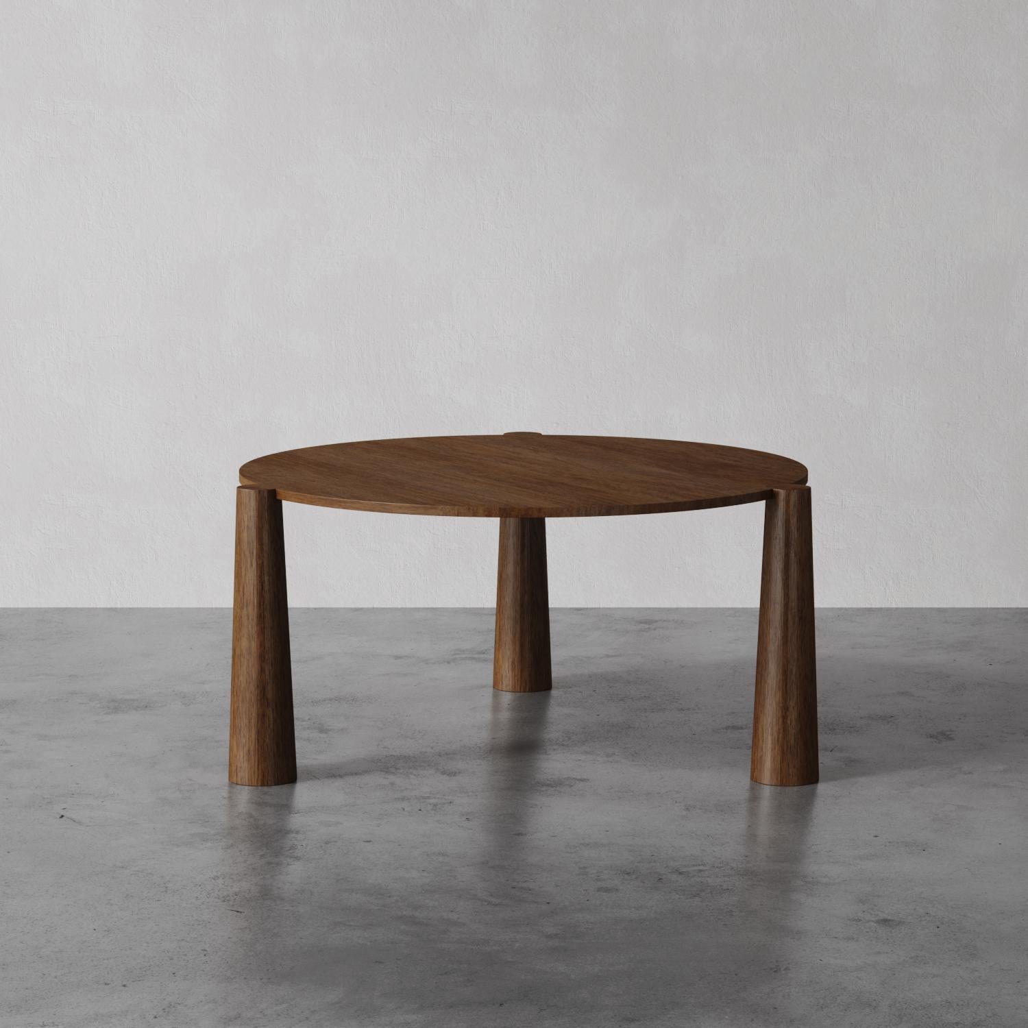 Table de salle à manger en noyer à pattes évasées 