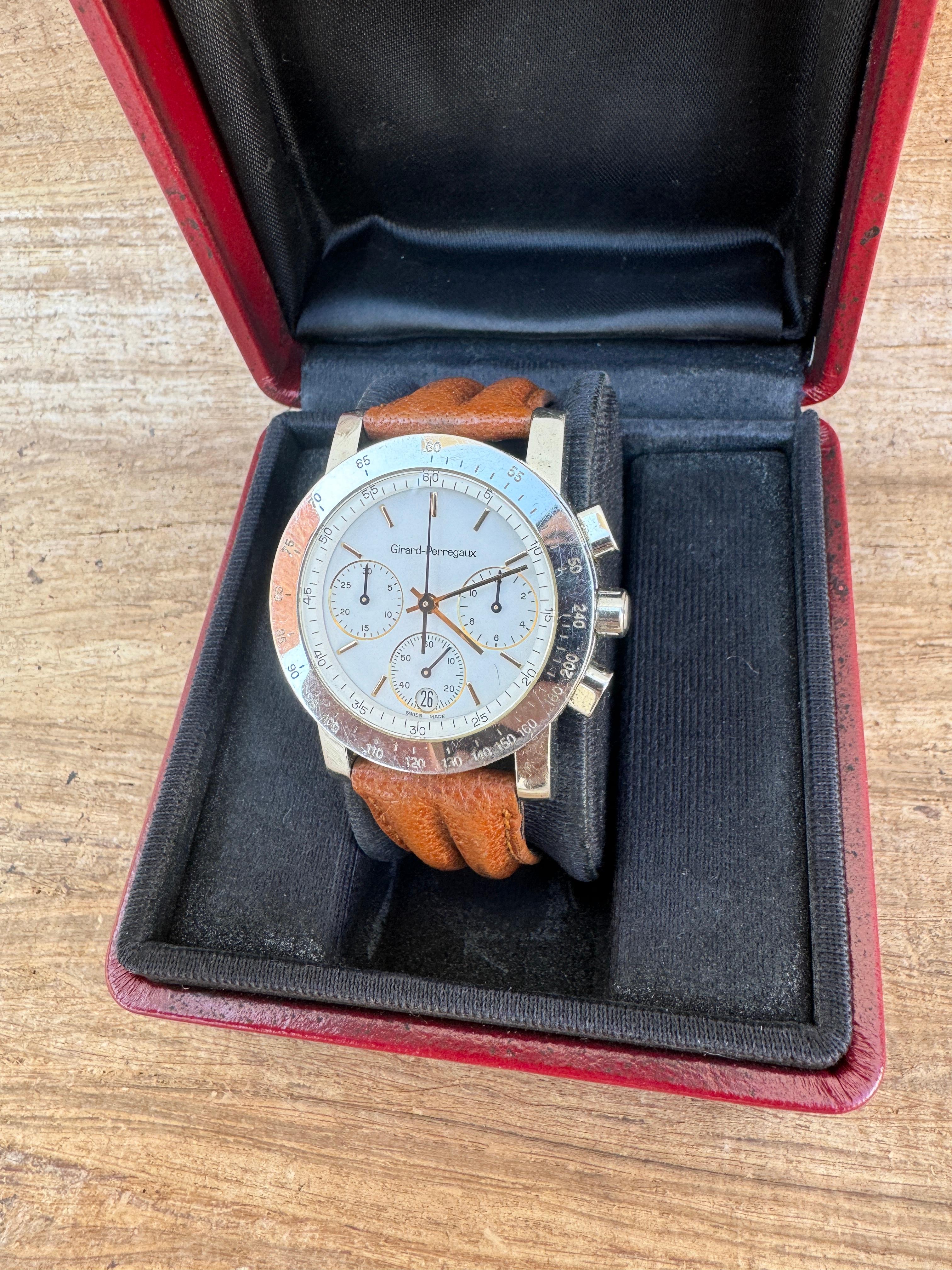 Marque : GIRARD-PERREGAUX

Modèle : 7700 GP7001

Pays de fabrication : Suisse

Mouvement : Quartz

Matériau du boîtier : Acier inoxydable

Dimensions : Largeur du boîtier : 34 mm. (sans couronne)

Type de bracelet : Cuir de rechange avec boucle