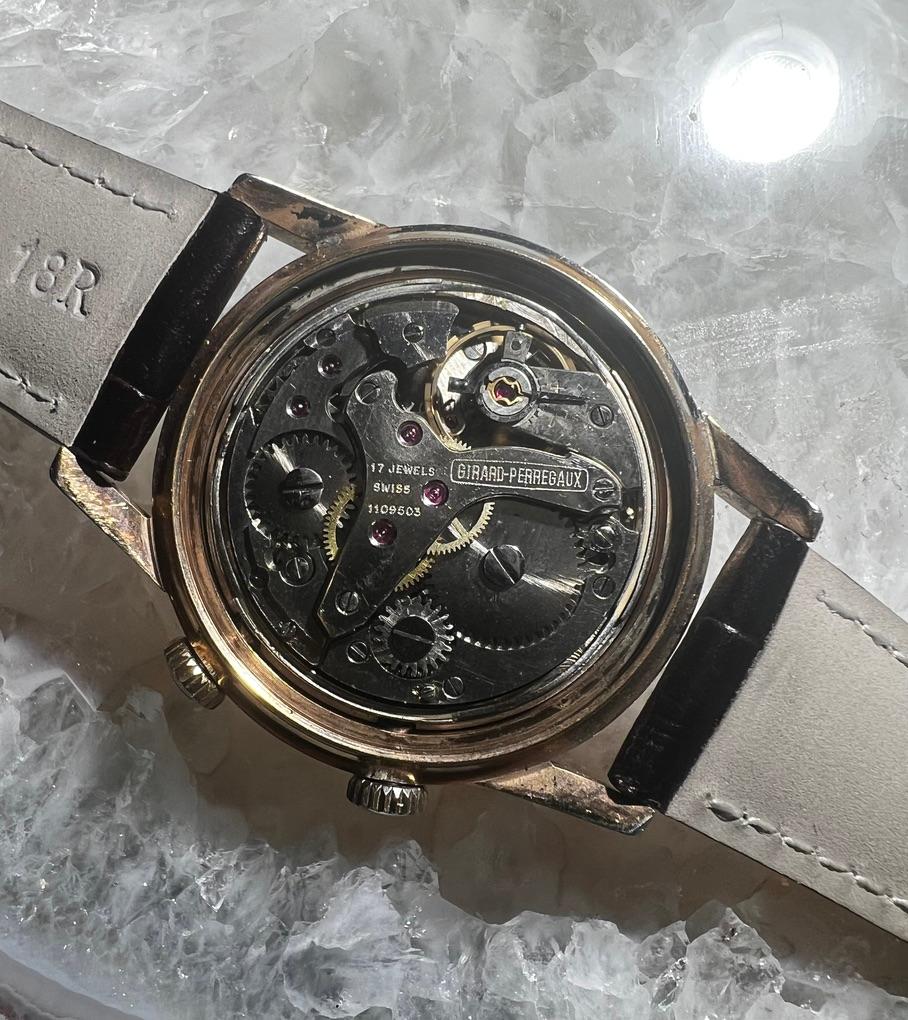 Voici la montre Girard Perregaux 1960s Gold plated Manual Wind Alarm Watch, un garde-temps vintage qui allie l'élégance à la praticité. Logée dans un boîtier rond et intemporel de 34 mm rempli d'or, cette montre affiche un design raffiné et