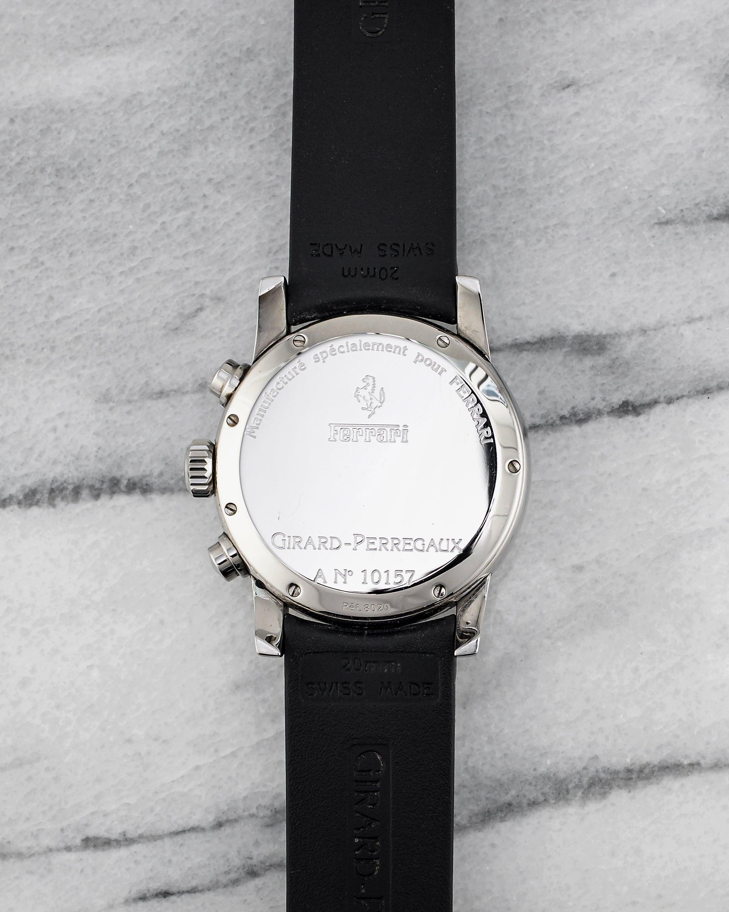 Aquí tienes un cronógrafo automático Girard Perregaux vintage de la década de 1990, edición Ferrari, referencia 8020, con esfera de fibra de carbono verde y correa de caucho. Mantiene la hora y es totalmente funcional. Las medidas incluyen una caja