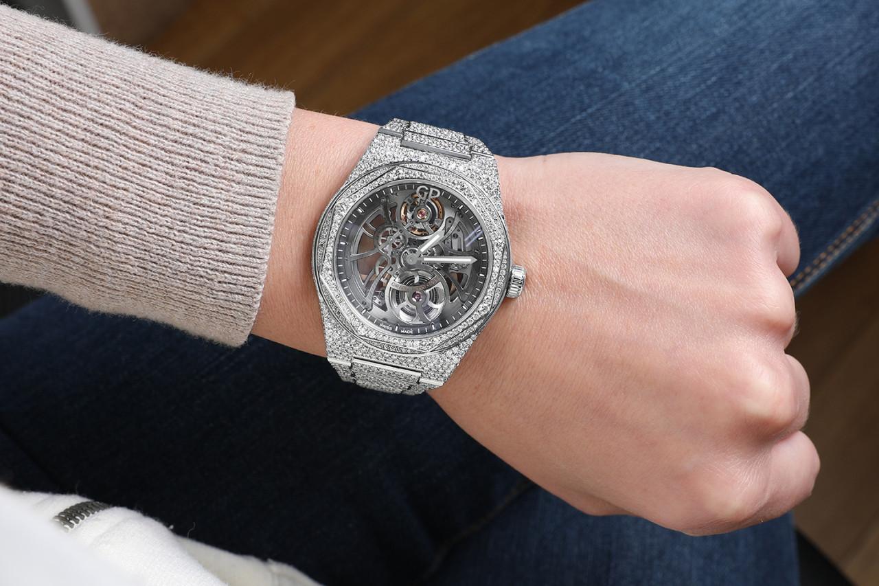 Girard-Perregaux Laureato Montre squelette personnalisée en acier inoxydable et diamants en vente 2