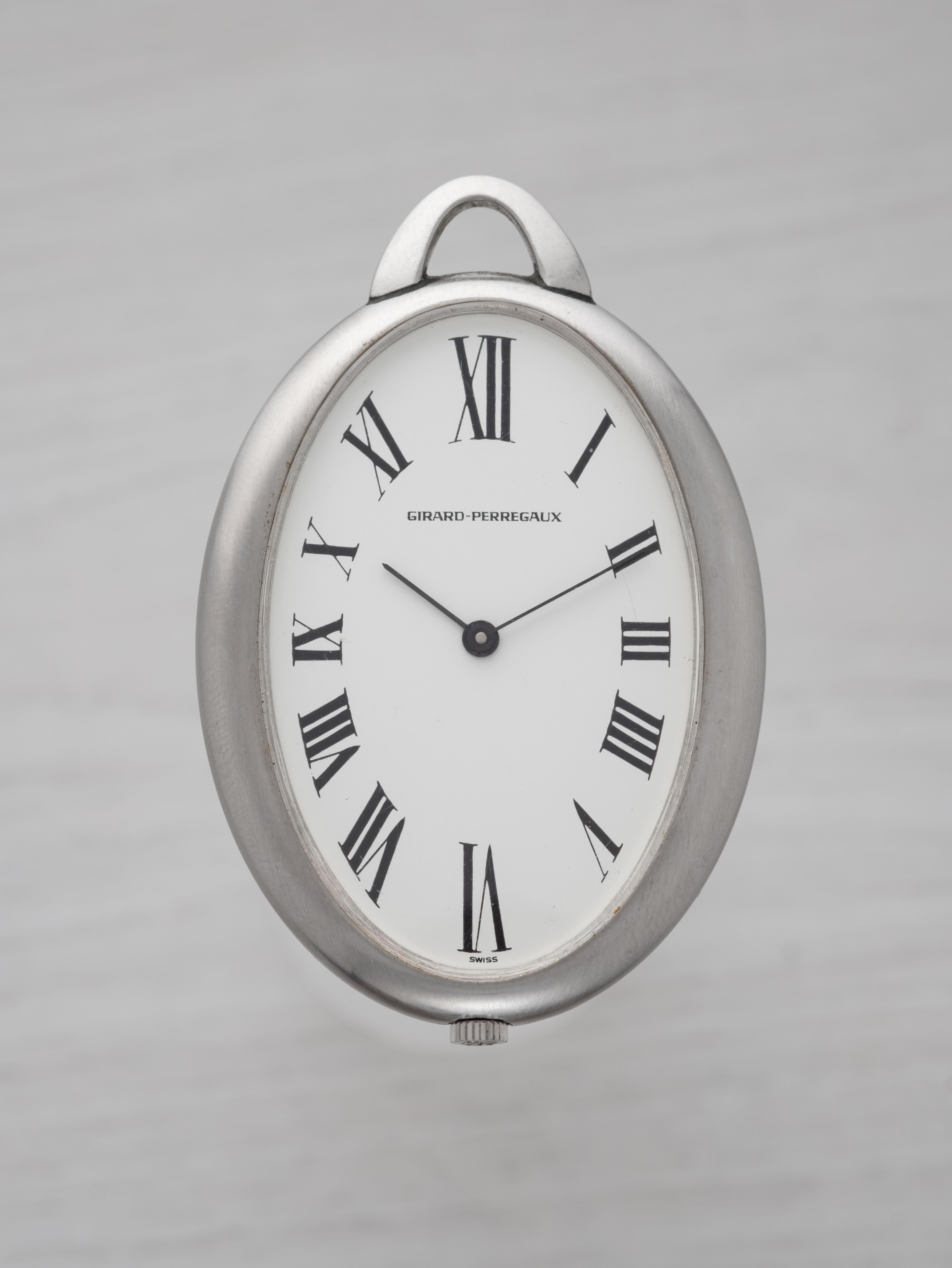 Fork In Time se enorgullece de ofrecer en el mercado 1st Dibs:

Una fina y rara caja elíptica de acero 
Girard Perregaux  
Viento manual 
Reloj de bolsillo.

Edición limitada - una de 550 

Calibre GP09 Basado en el Movimiento FHF175 

1976 

Mide