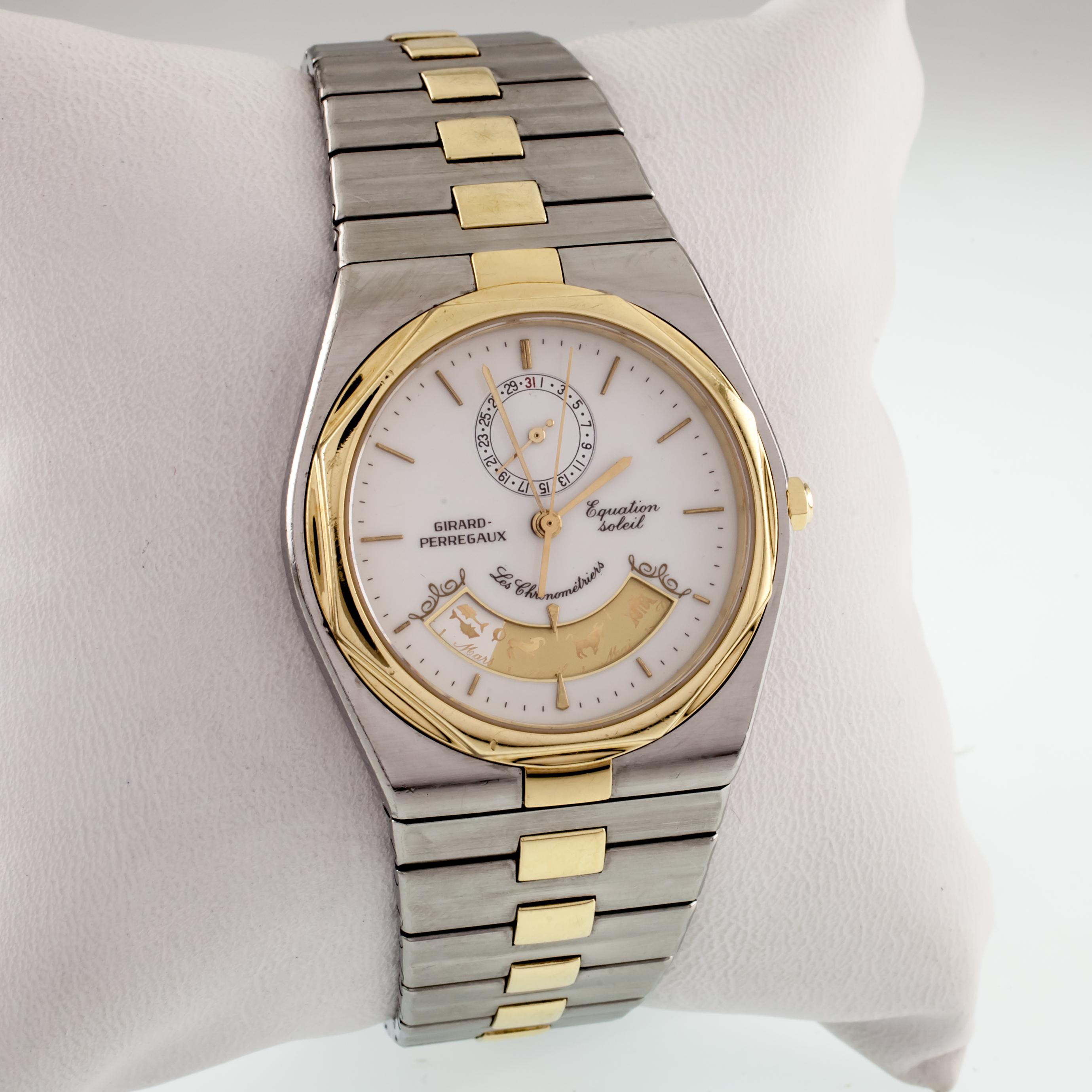Uhrwerk #736-800
Modell: Gleichung Soleil
Modell #42664
Produktionsjahr: 1990er Jahre
Edelstahlgehäuse mit Lünette und Krone aus 18k Gelbgold
34 mm Durchmesser (36 mm mit Krone)
Abstand Lug-to-Lug = 36 mm
Breite von Zapfen zu Zapfen = 23 mm
Dicke =