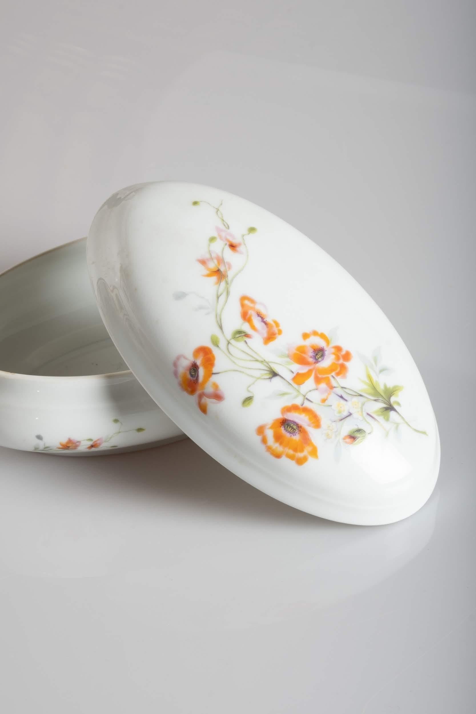 Precious hand painted porcelain box, handcrafted in the world famous city of Limoges, in France.
 