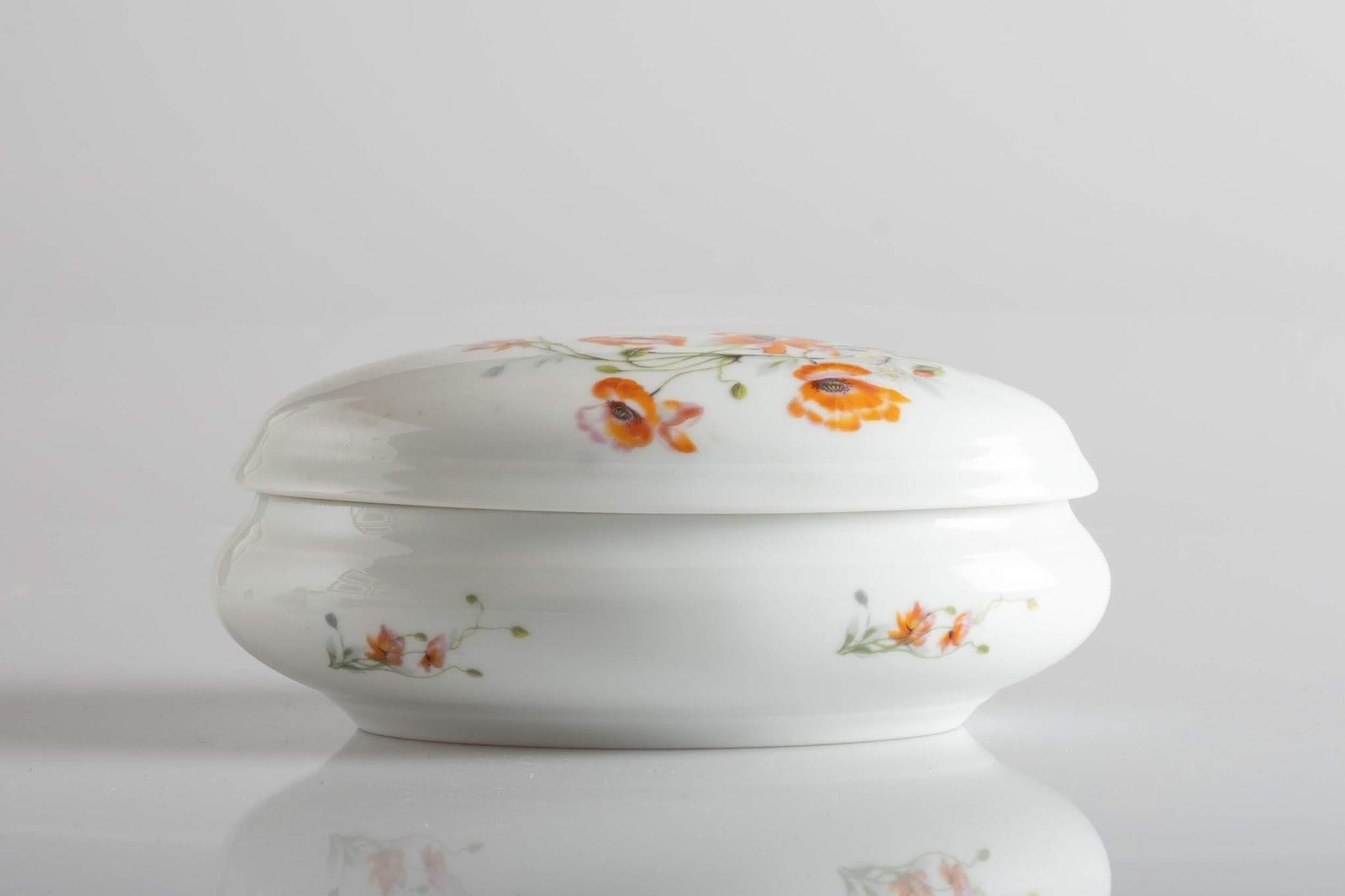 Giraud Limoges Porcelain Box, France, circa 1990 In Good Condition For Sale In New York, NY