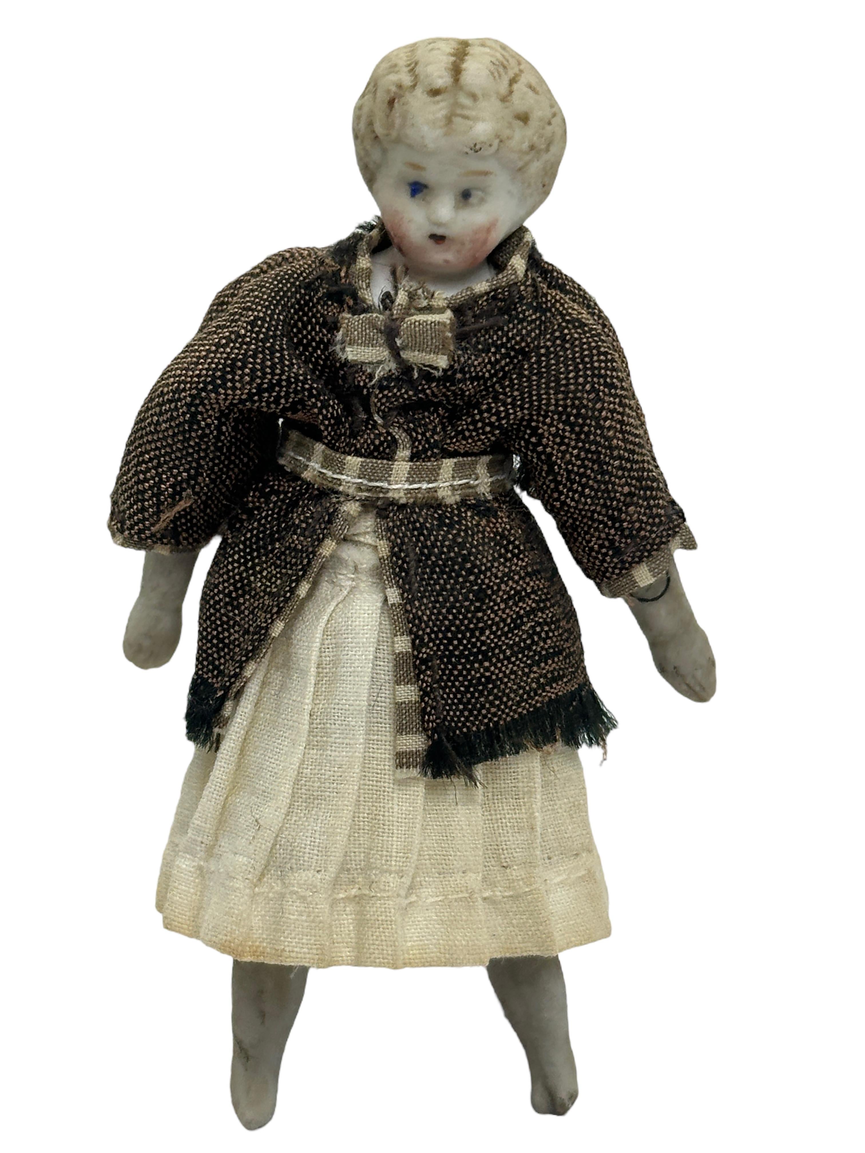 Cette rare et exquise poupée miniature en biscuit allemand antique avec tête, bras et jambes est un must pour les collectionneurs et les amateurs de maisons de poupées et de poupées. Avec sa belle tenue, il convient à toutes les pièces et ajoute une