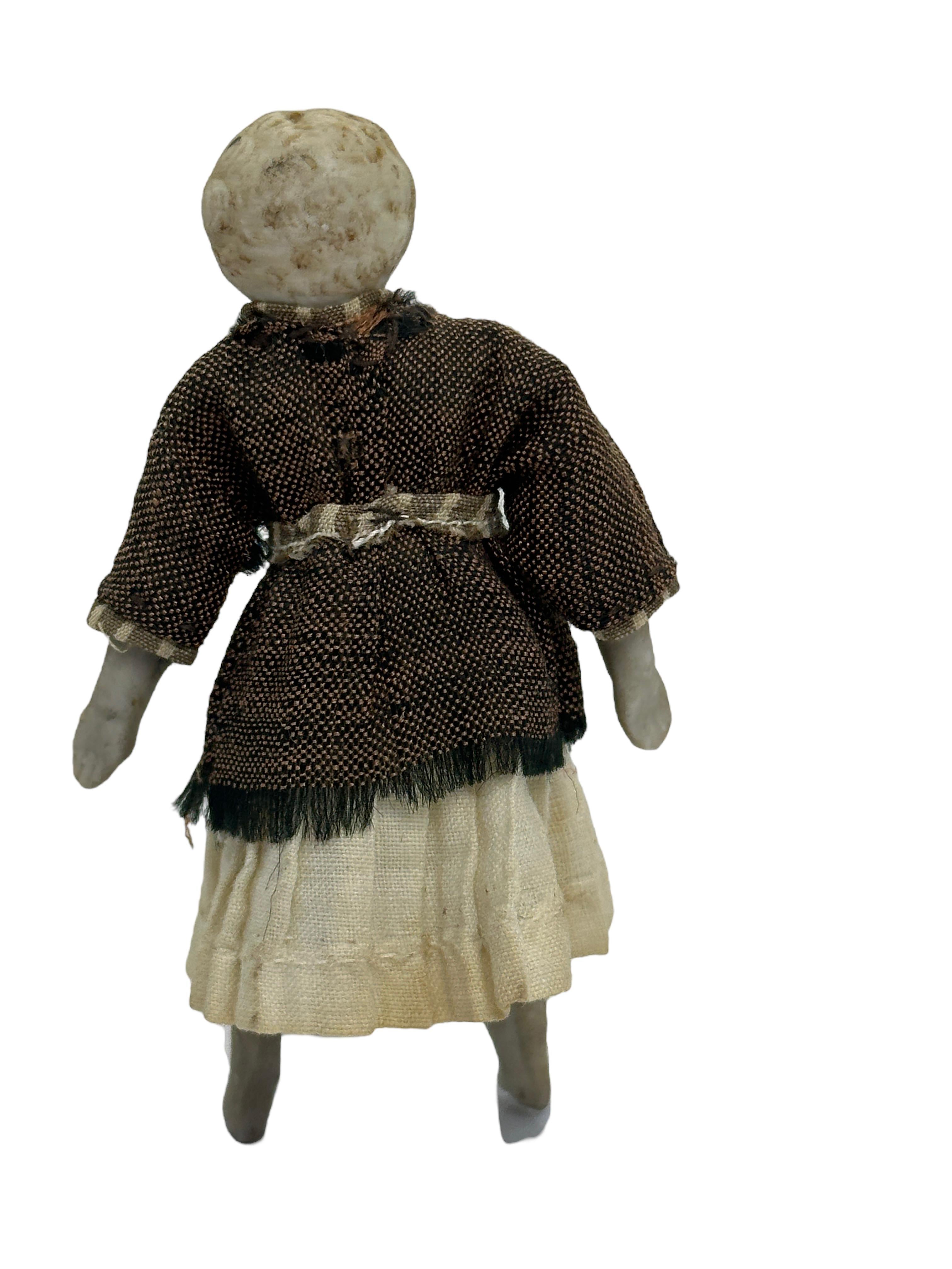 Mädchen in schönem Kleid, antikes deutsches Puppenhaus-Puppenspielzeug 1900er Jahre (Deutsch) im Angebot