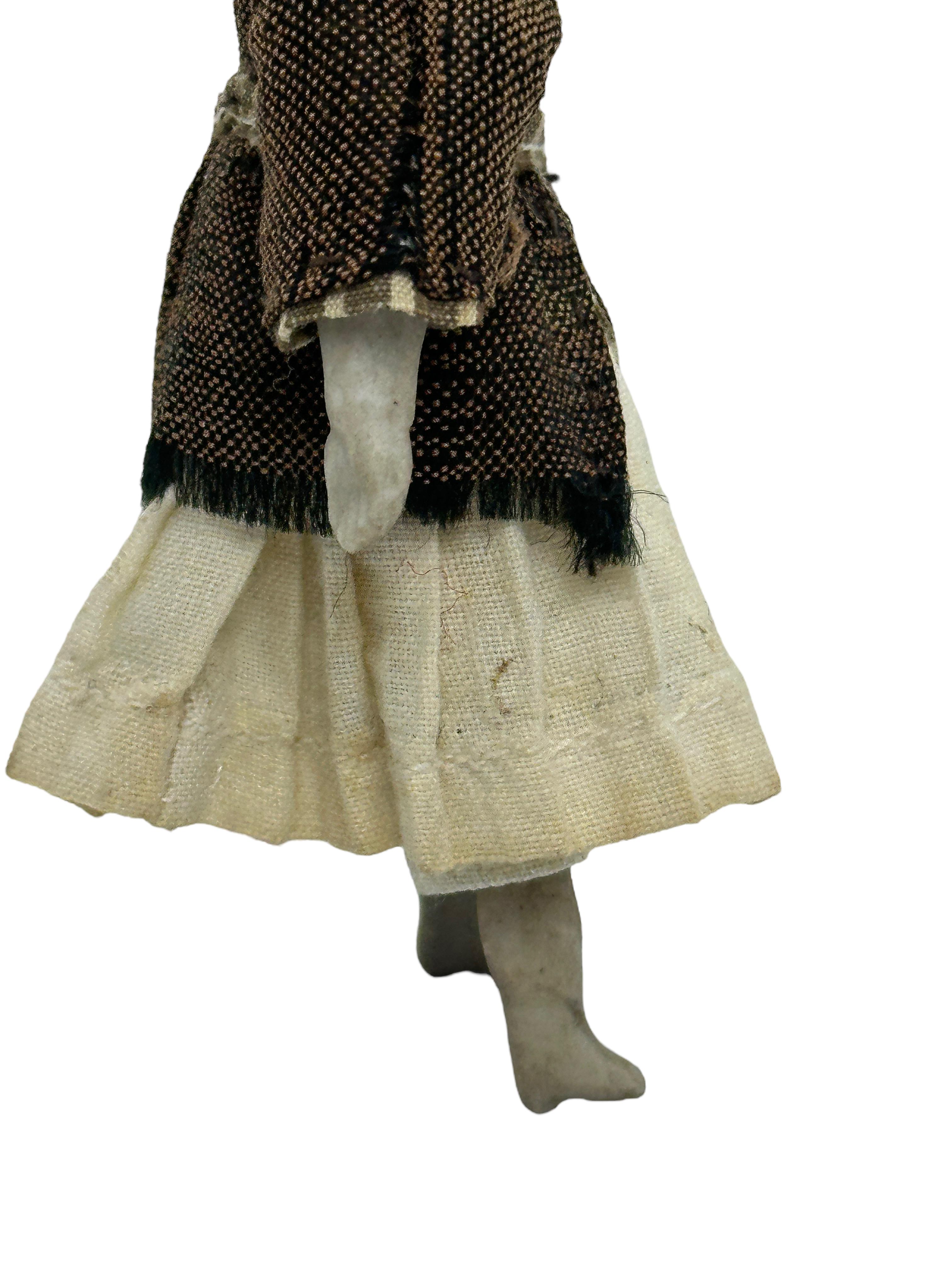 Porcelaine Jeune fille dans une belle robe, jouet de maison de poupée allemande ancien des années 1900 en vente
