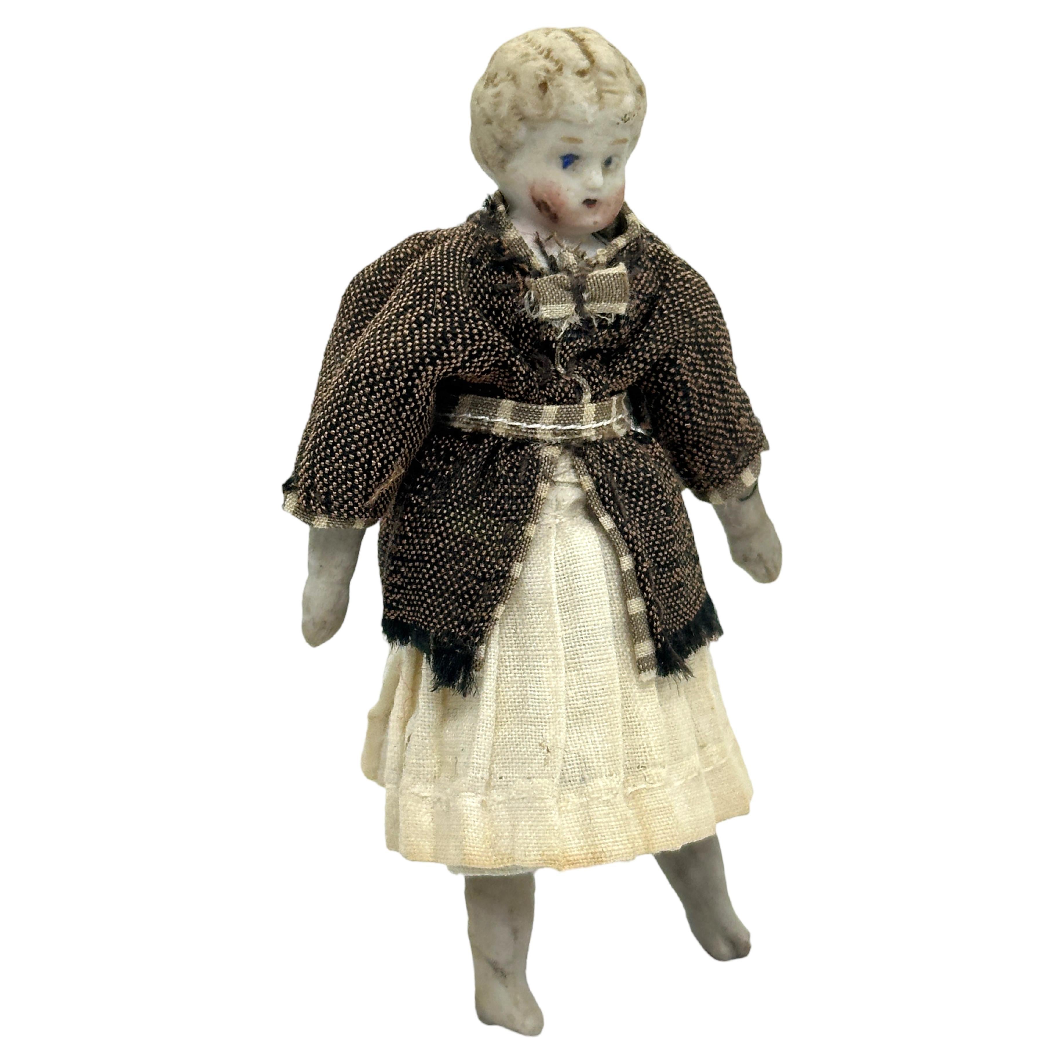 Mädchen in schönem Kleid, antikes deutsches Puppenhaus-Puppenspielzeug 1900er Jahre