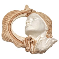 « Fille dans un miroir », sculpture murale de Marc Sijan