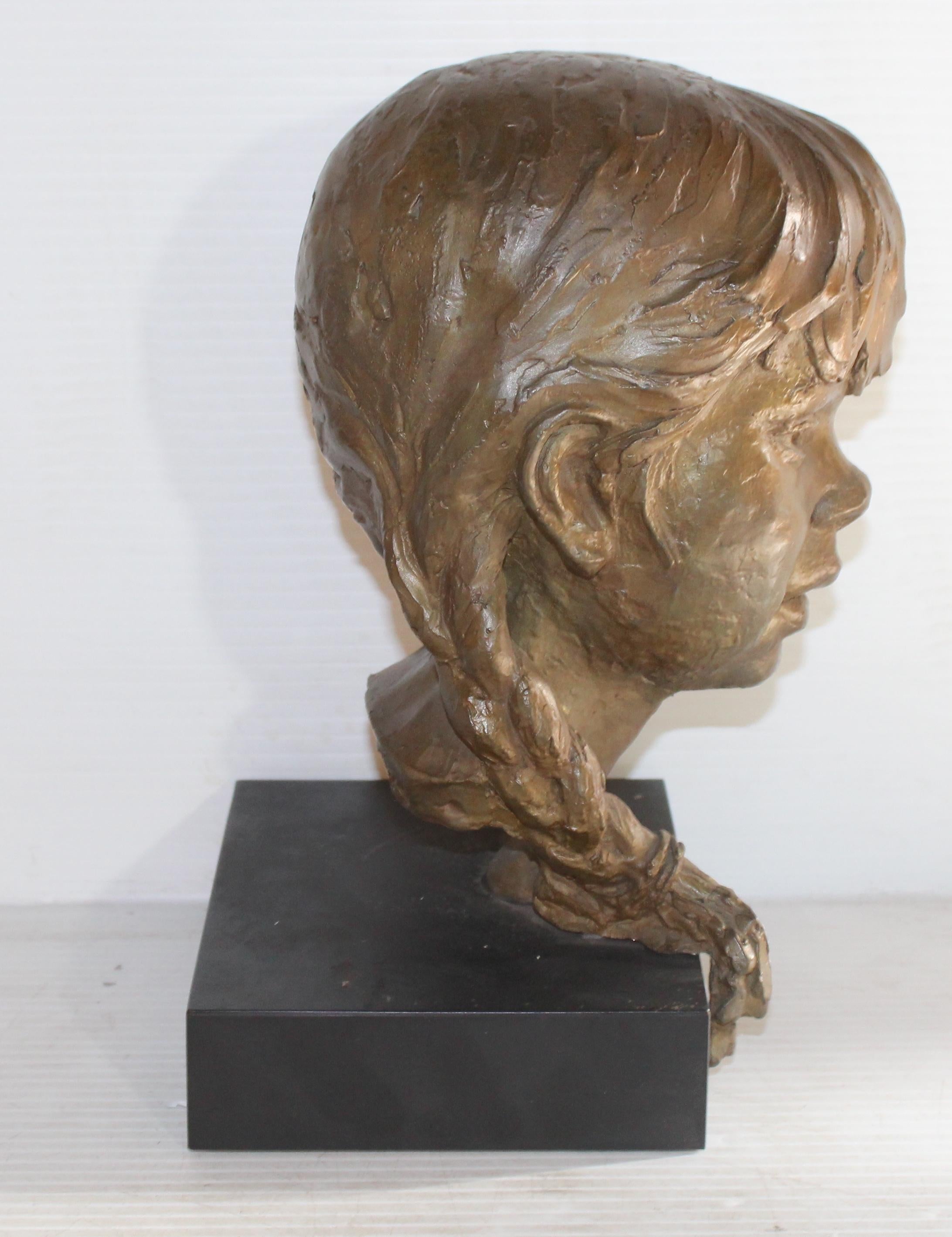 Busto dettagliato di una giovane ragazza con le trecce su una base in legno nero. La statua è pesantemente firmata dall'artista.
Si prega di confermare la posizione NY o NJ