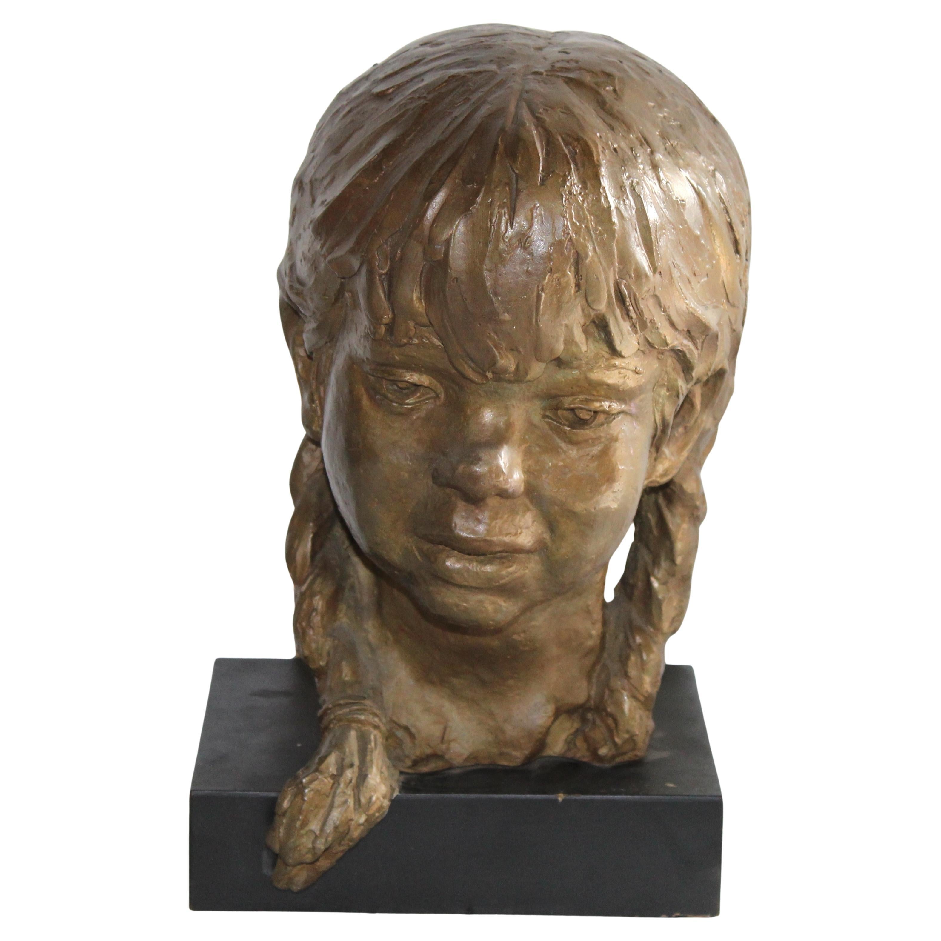 Scultura firmata "Ragazza con le trecce in vendita