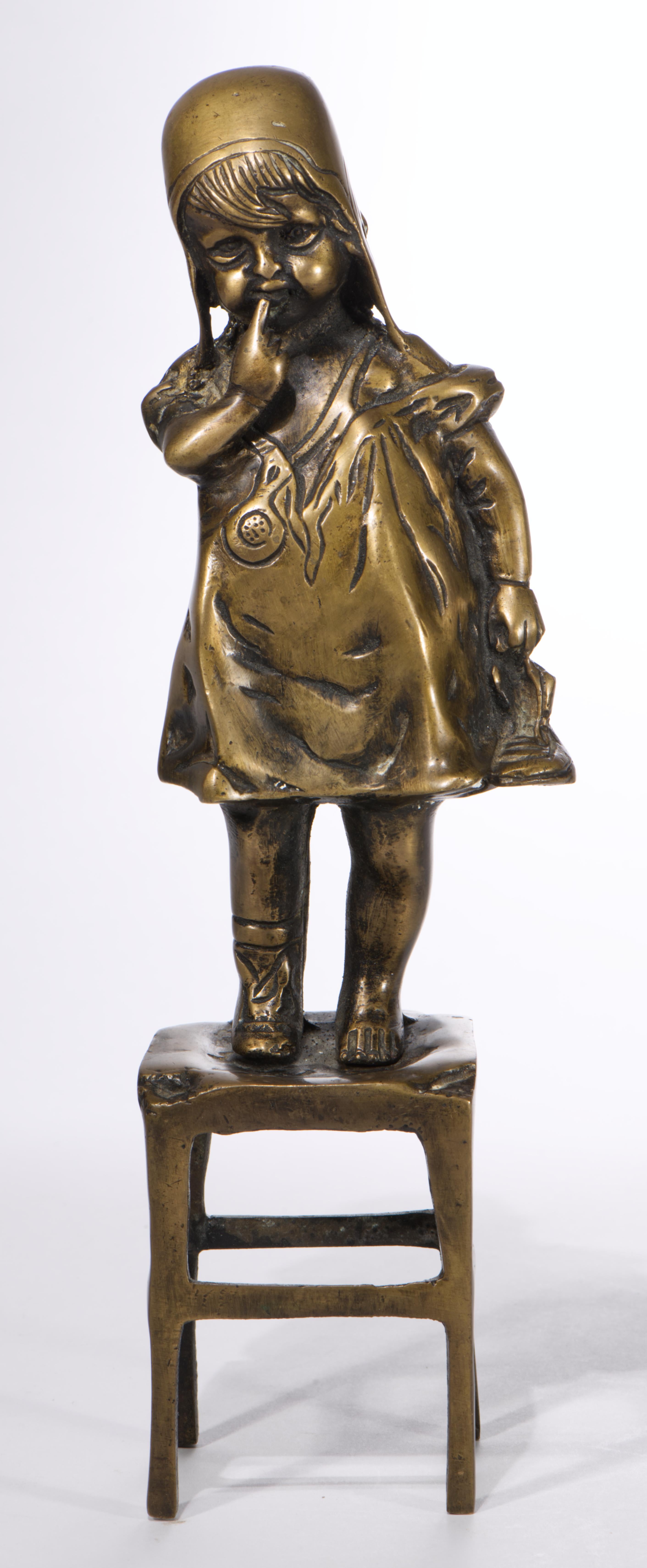 Girl Standing on a Stool, Bronze Sculpture in Style of Juan Clara im Angebot 4