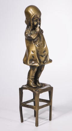 Ragazza in piedi su uno sgabello, scultura in bronzo nello stile di Juan Clara