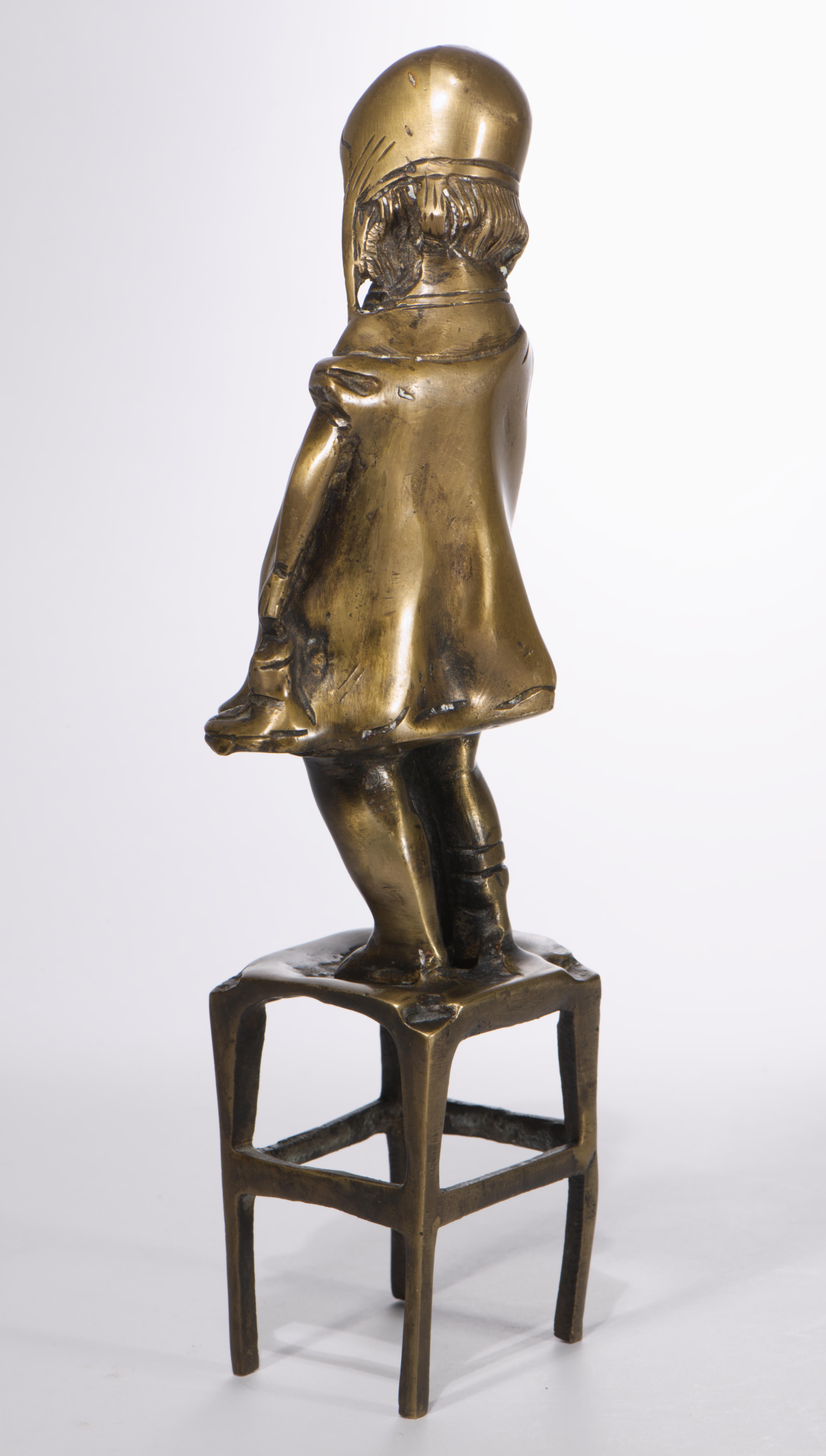 Girl Standing on a Stool, Bronze Sculpture in Style of Juan Clara im Zustand „Gut“ im Angebot in Clifton Springs, NY