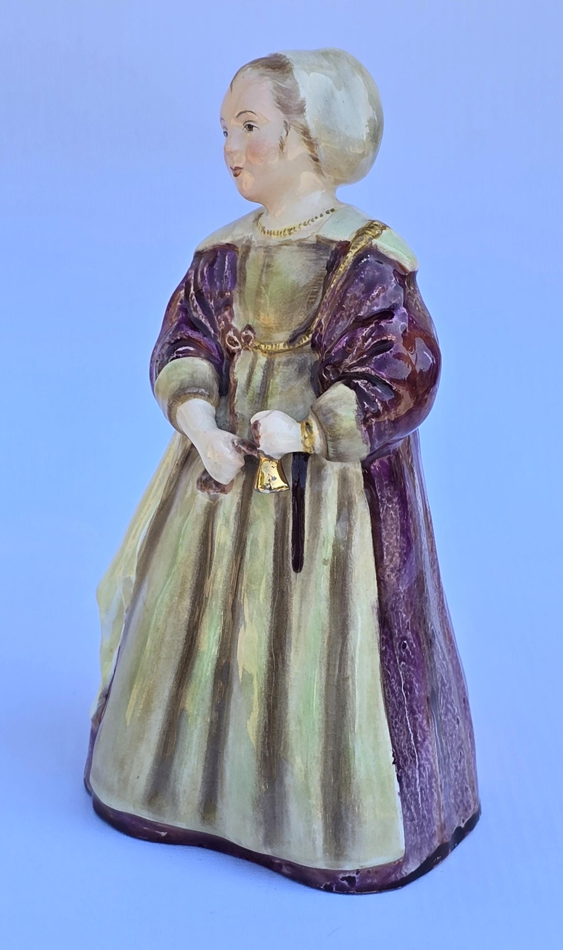 Wir haben zum Verkauf diese seltene und reizvolle  Edwardianische Figur von Wedgwood und Co. Ltd ist inspiriert von dem berühmten flämischen Ölgemälde des Meisters Cornelis De Vos (1585 - 1651). Das Mädchen mit der Glocke aus dem 17.