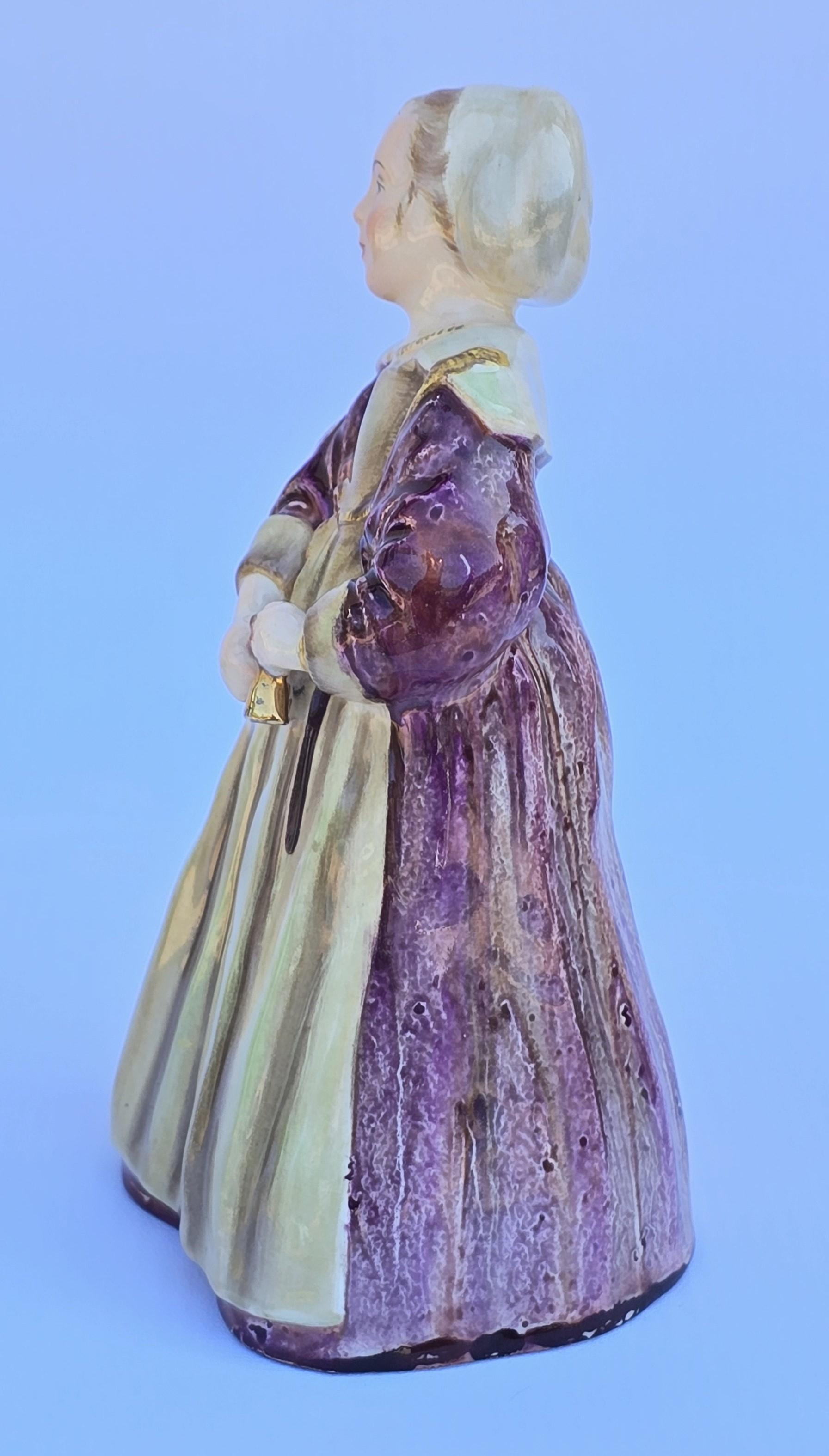 Mädchen mit einer Glocke. Wedgwood & Co Porzellanfigur, handbemalt, englisch, um 1910 (Edwardian) im Angebot