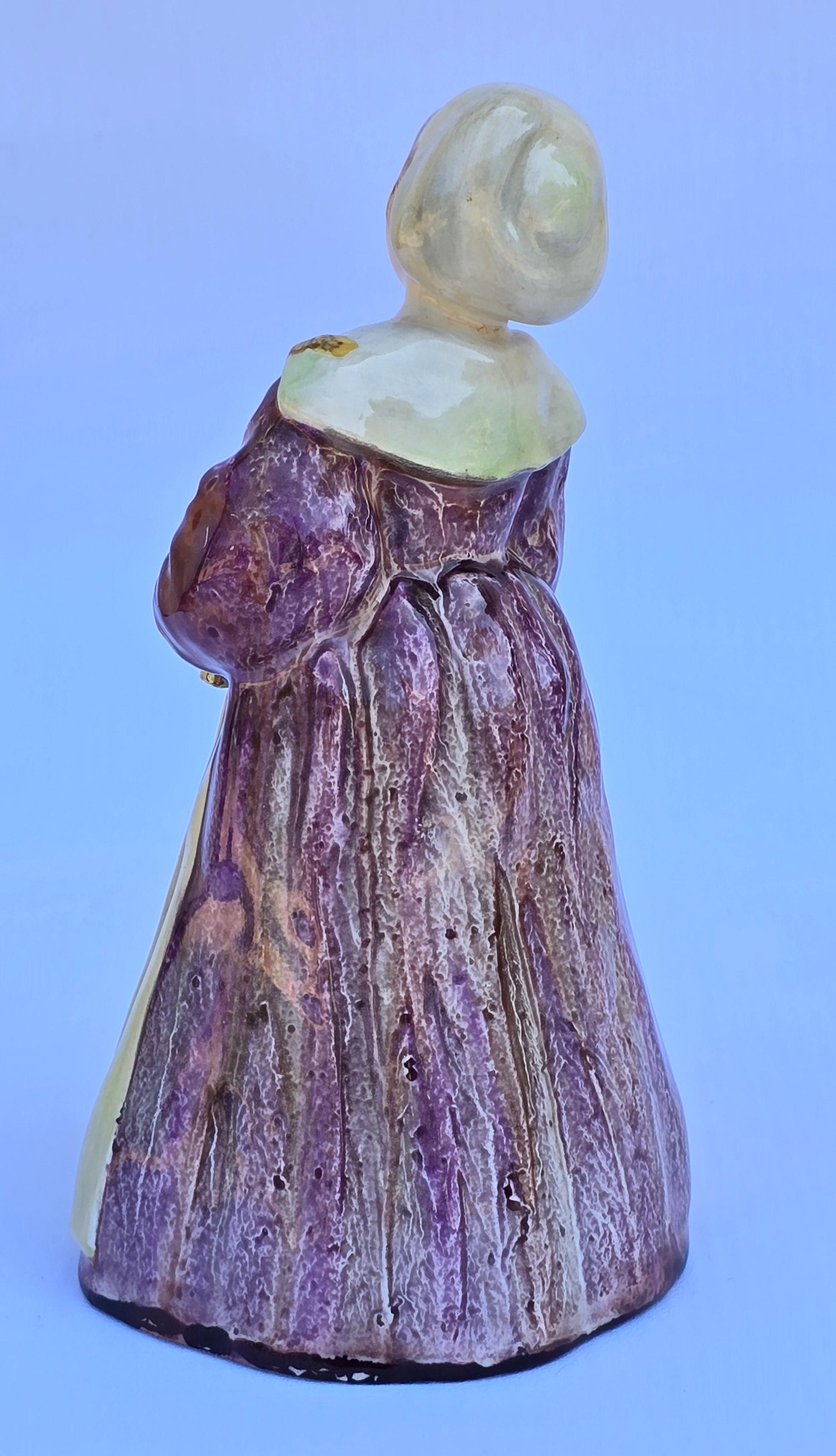 Mädchen mit einer Glocke. Wedgwood & Co Porzellanfigur, handbemalt, englisch, um 1910 (Handbemalt) im Angebot