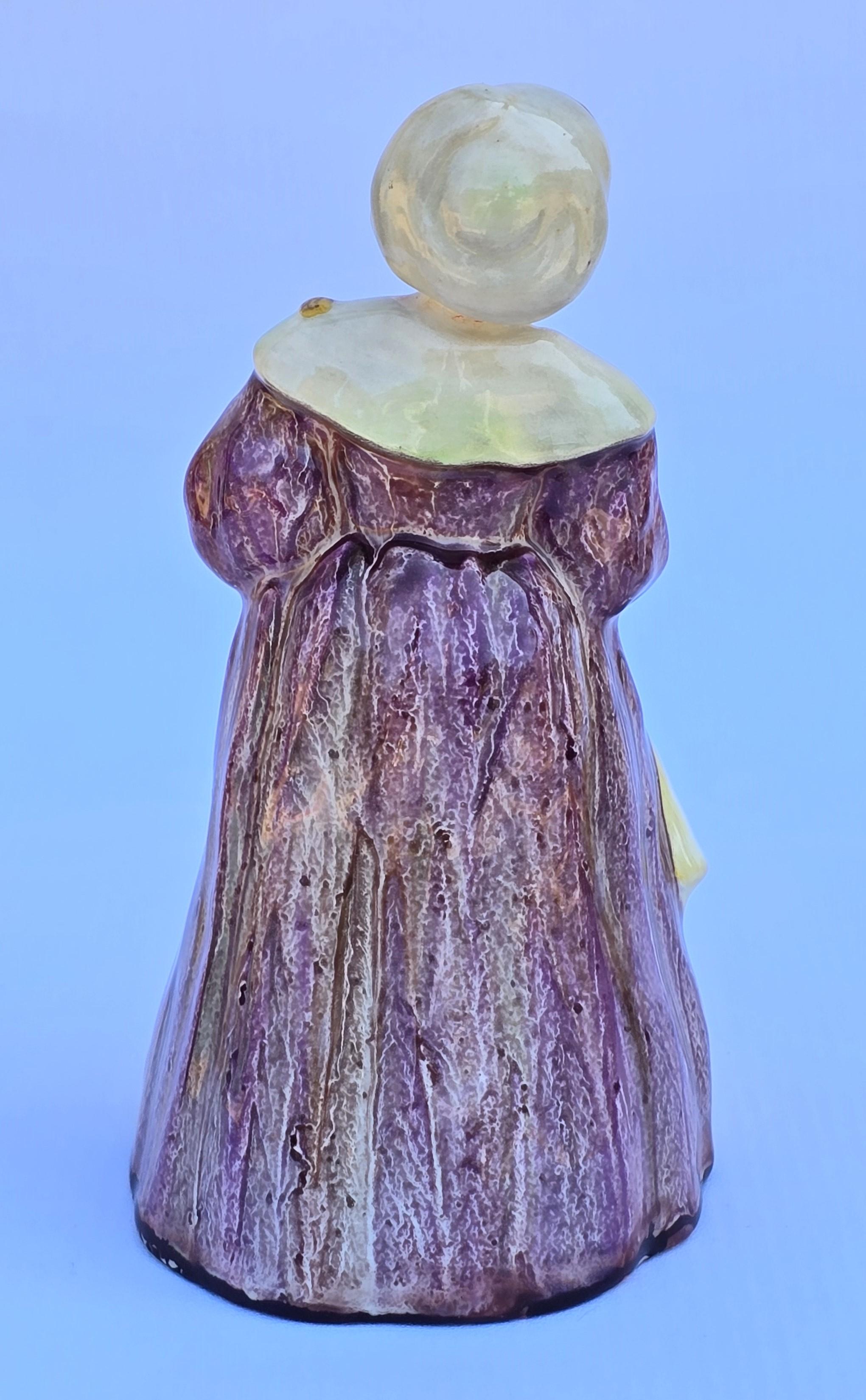 Mädchen mit einer Glocke. Wedgwood & Co Porzellanfigur, handbemalt, englisch, um 1910 im Zustand „Gut“ im Angebot in Central England, GB