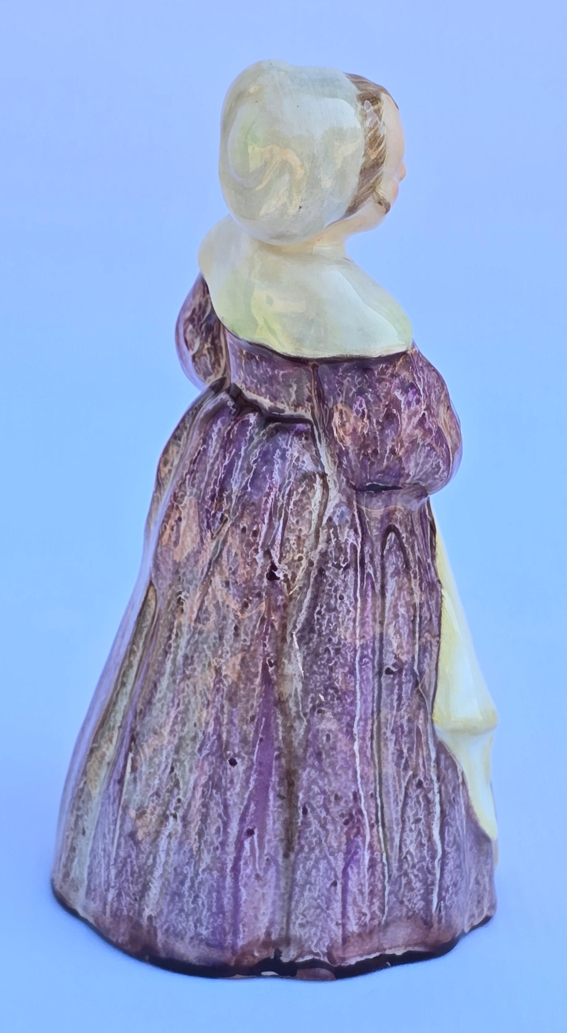 Mädchen mit einer Glocke. Wedgwood & Co Porzellanfigur, handbemalt, englisch, um 1910 (20. Jahrhundert) im Angebot