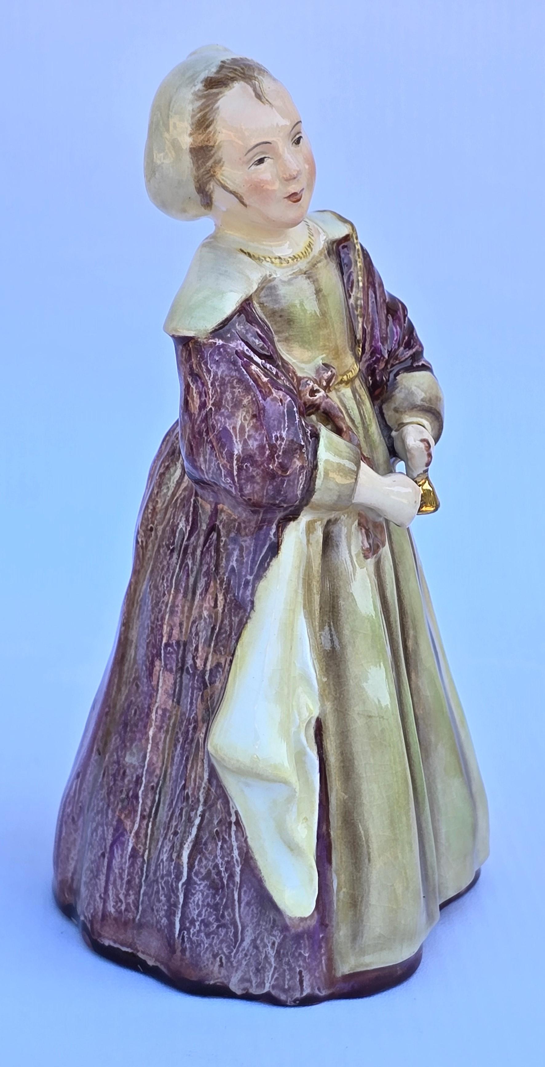 Mädchen mit einer Glocke. Wedgwood & Co Porzellanfigur, handbemalt, englisch, um 1910 im Angebot 1