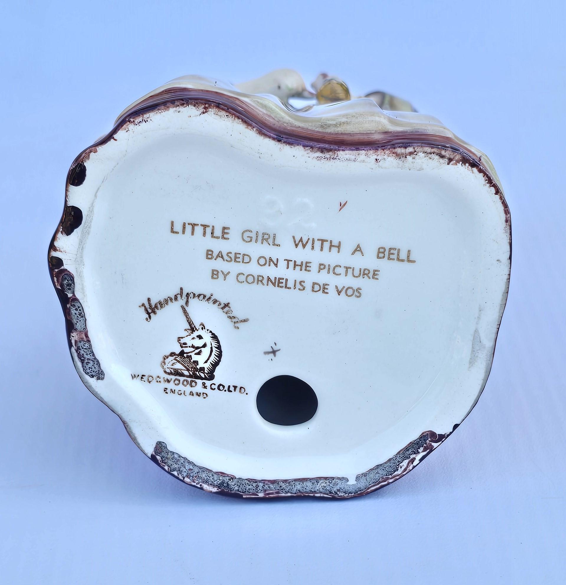 Mädchen mit einer Glocke. Wedgwood & Co Porzellanfigur, handbemalt, englisch, um 1910 im Angebot 3