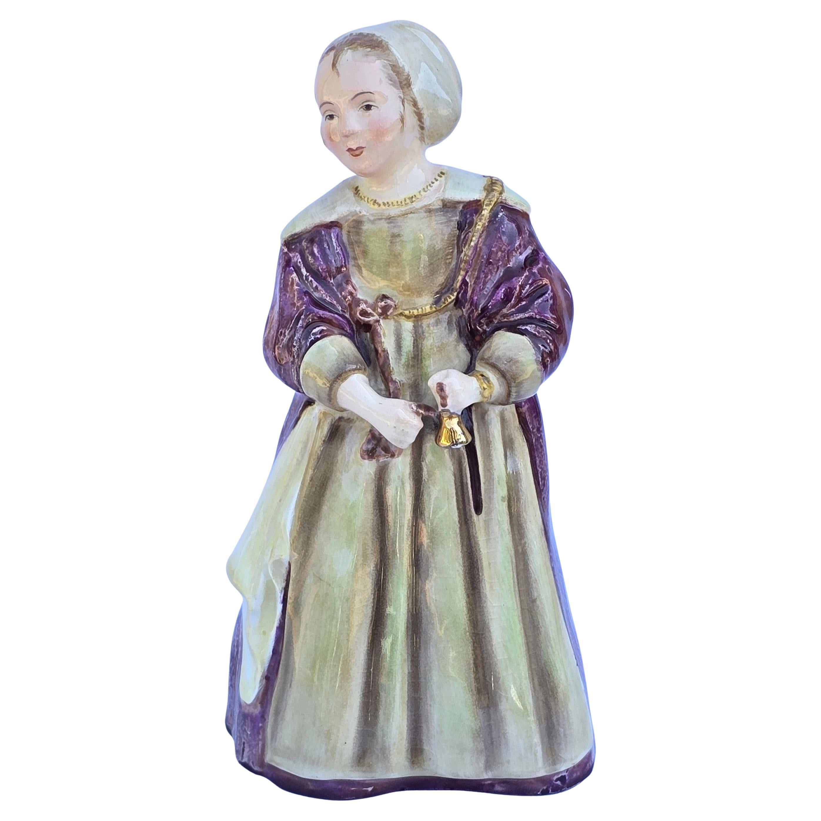 Mädchen mit einer Glocke. Wedgwood 
Co Porzellanfigur, handbemalt, englisch, um 1910 im Angebot