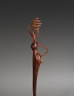 Girl with a Jar, sculpture en bois de cocobolo de Nairi Safaryan