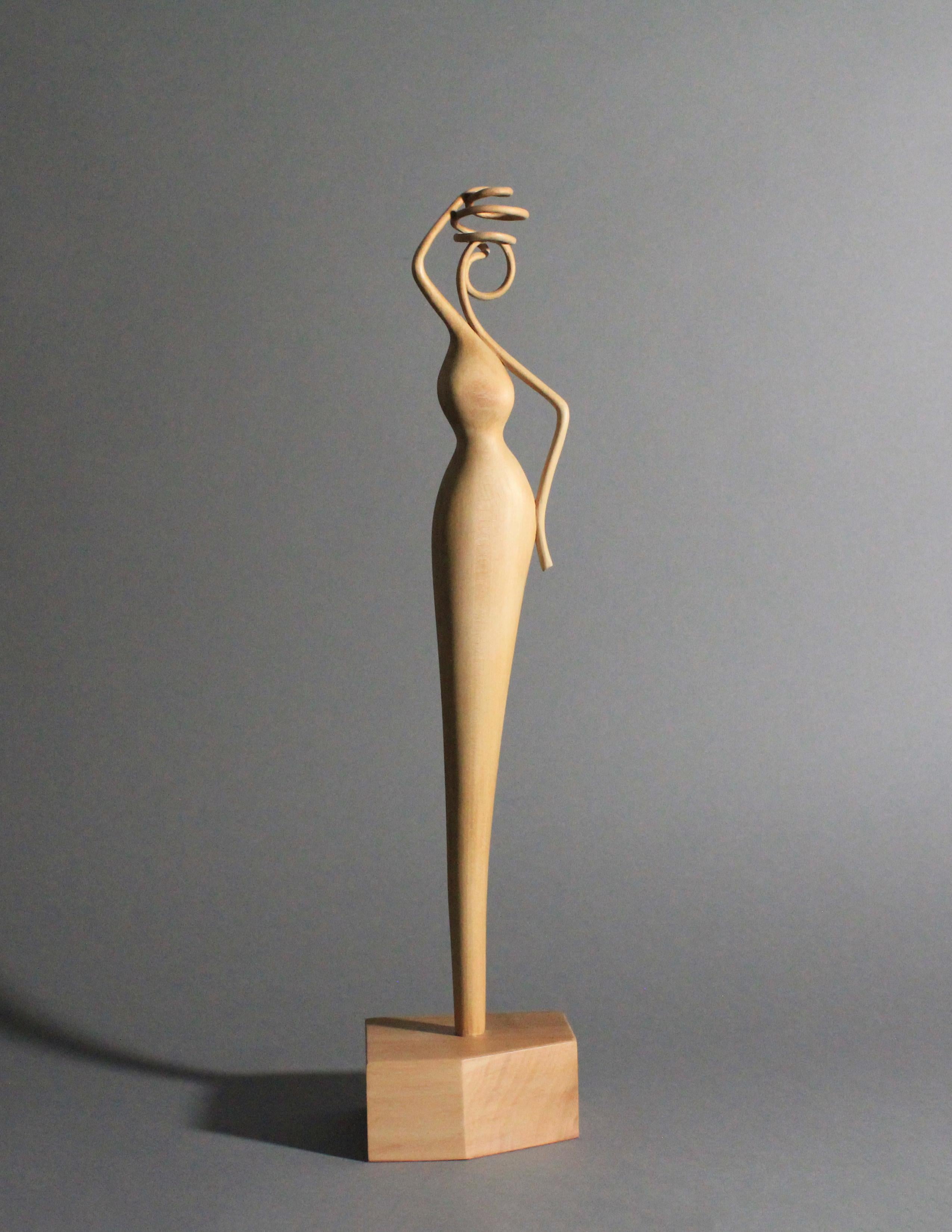 Jeune fille avec une cruche, sculpture en bois de Nairi Safaryan en vente 1