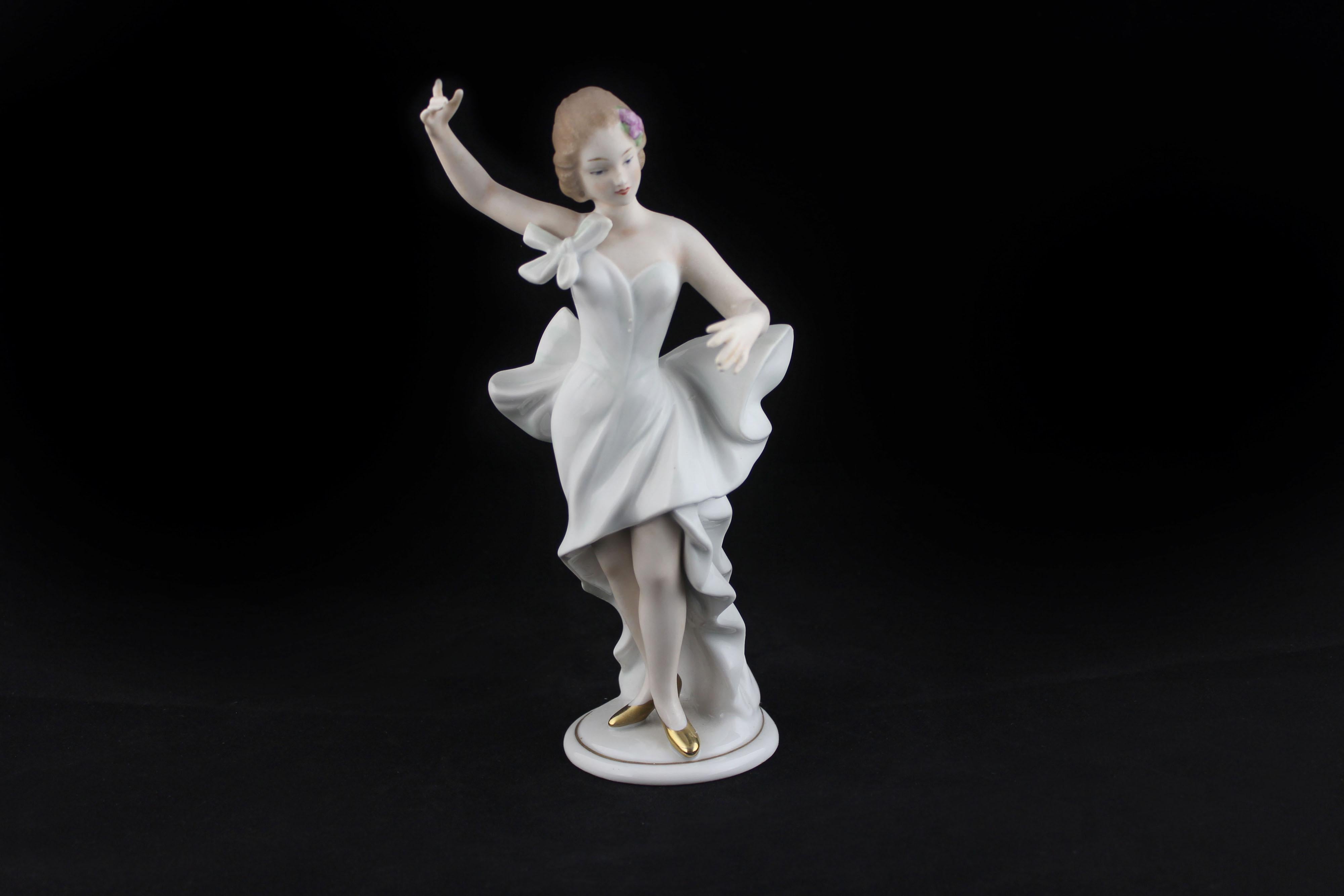 Ceramic sculpture of a girl with a bow dress with flower in her hair of Wallendorf.
