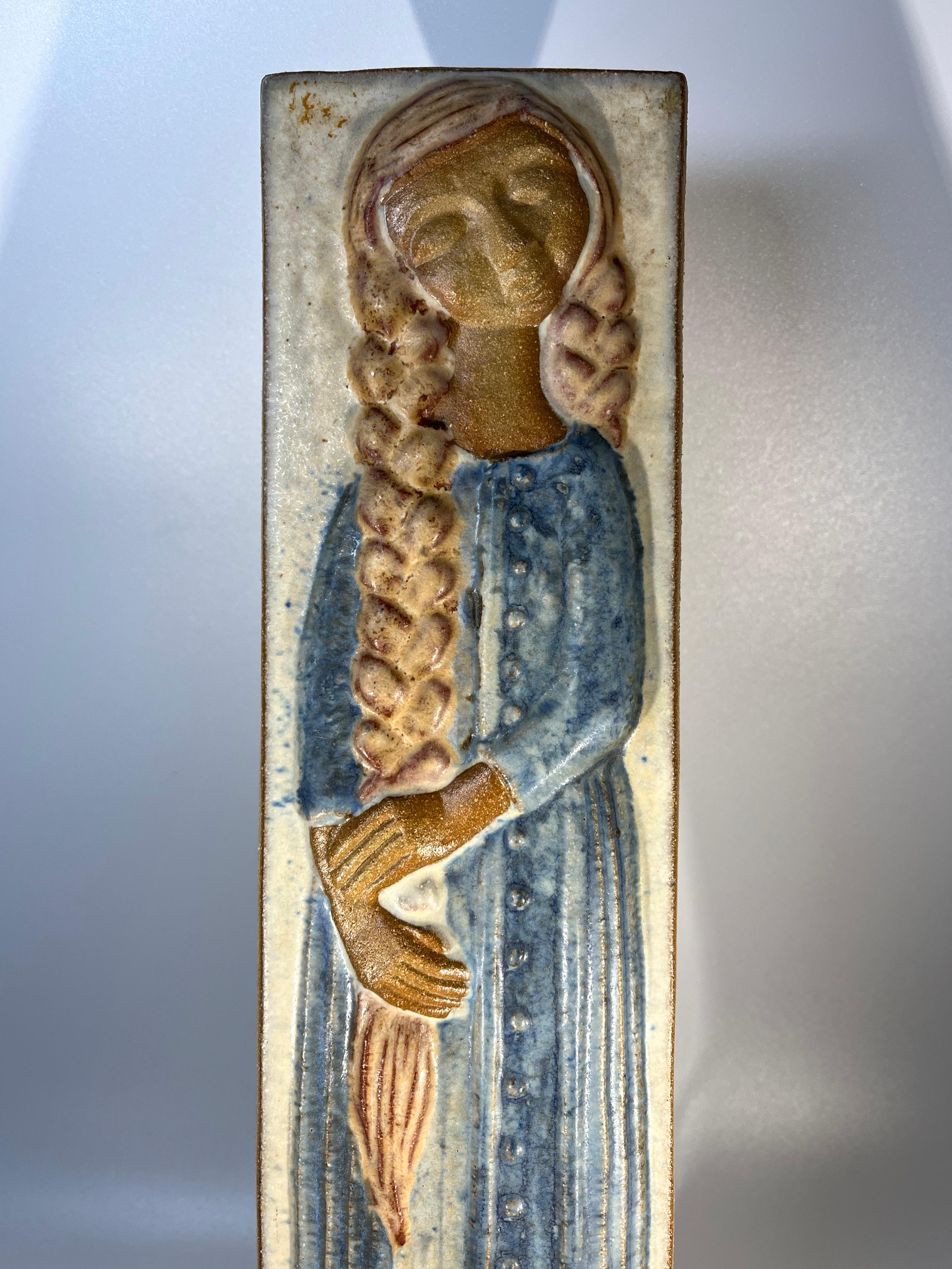 Girl With Braid von Marianne Starck für Michael Andersen. Dänische Wandplakette (Glasiert) im Angebot