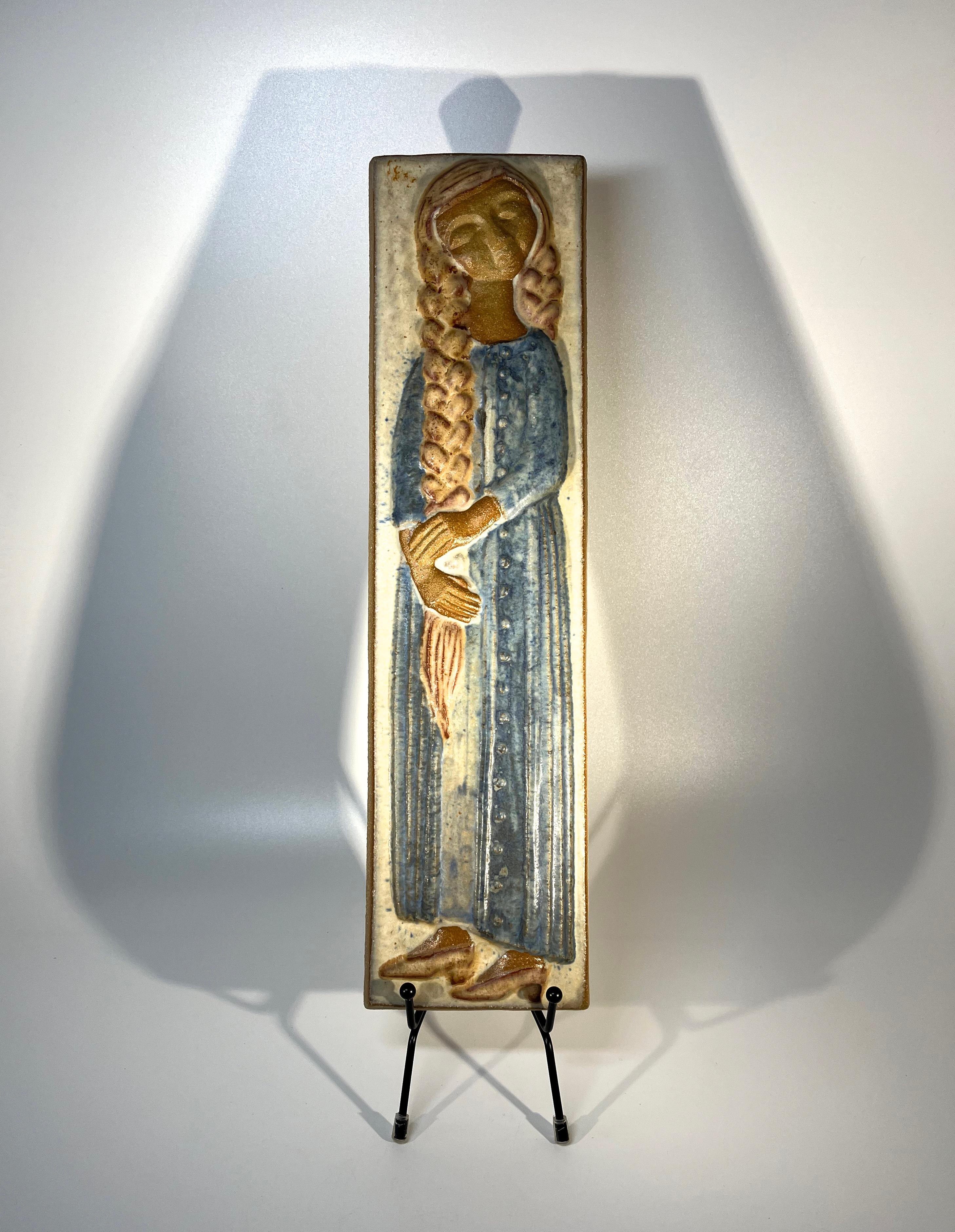 Girl With Braid von Marianne Starck für Michael Andersen. Dänische Wandplakette im Zustand „Hervorragend“ im Angebot in Rothley, Leicestershire