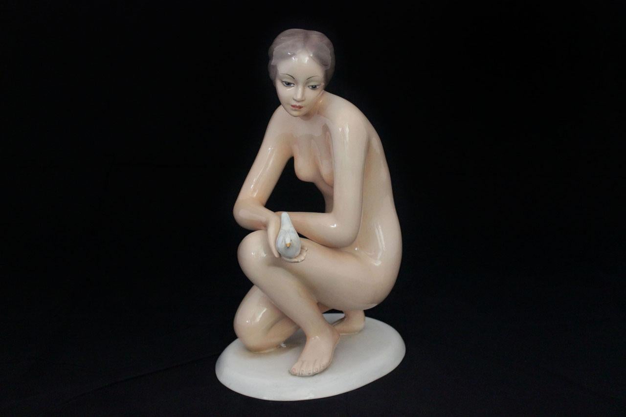 Sculpture en céramique de la Fille avec la colombe blanche dans la main de Ronzan