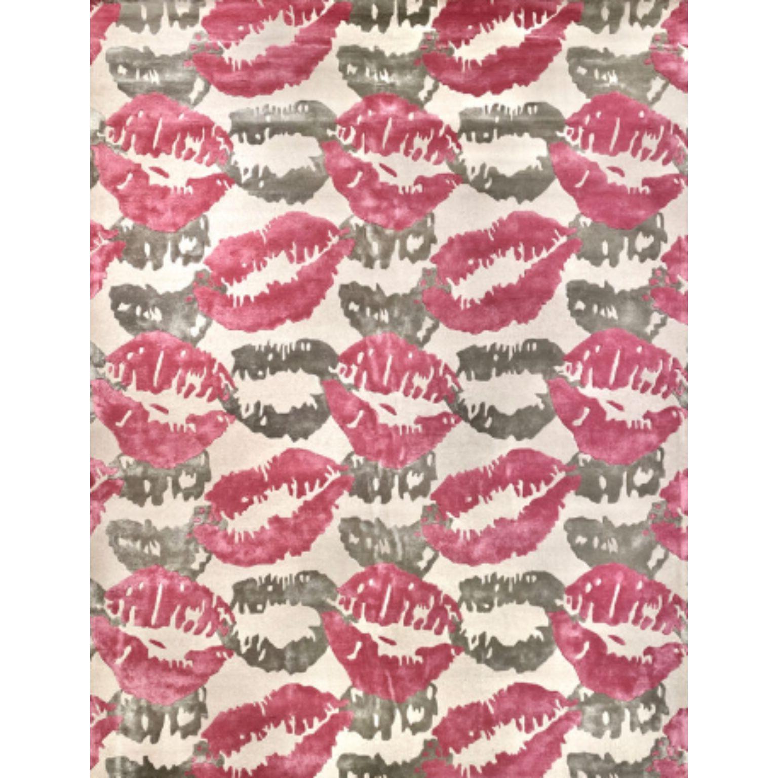 Tappeto GIRLFRIEND 200 di Illulian
Dimensioni: D300 x H200 cm 
Materiali: Lana 50%,  Seta 50%
Sono disponibili varianti e i prezzi possono variare a seconda dei materiali e delle dimensioni. Contattateci.

Illulian, storico e prestigioso marchio di