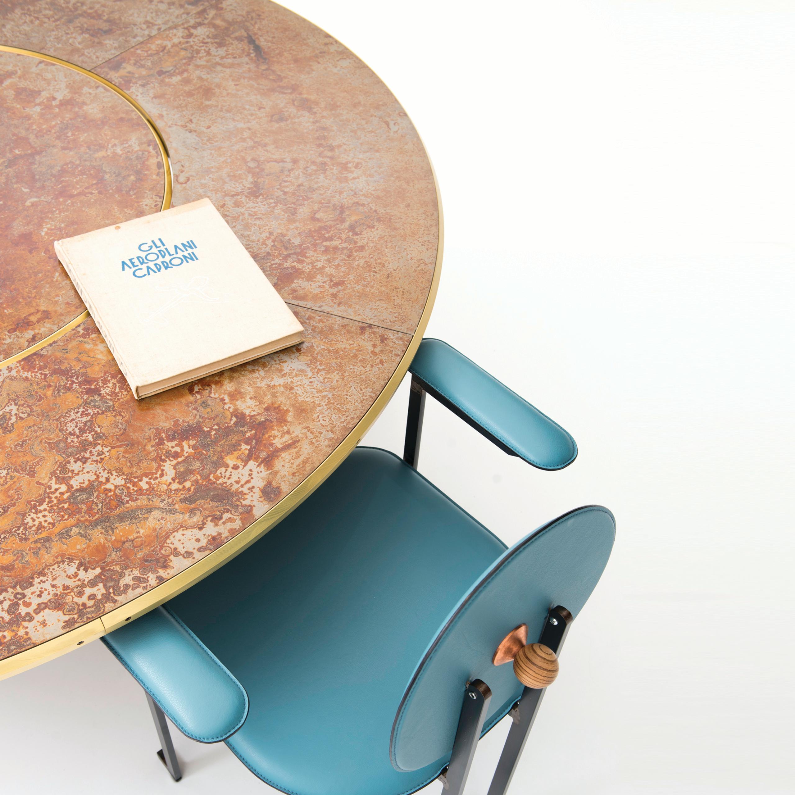 Giro es una mesa de comedor con sistema de disco giratorio para vivir la experiencia de servir y compartir la comida. El plano está dividido en tres elementos circulares diferentes que giran independientemente sobre su eje. El central es para servir
