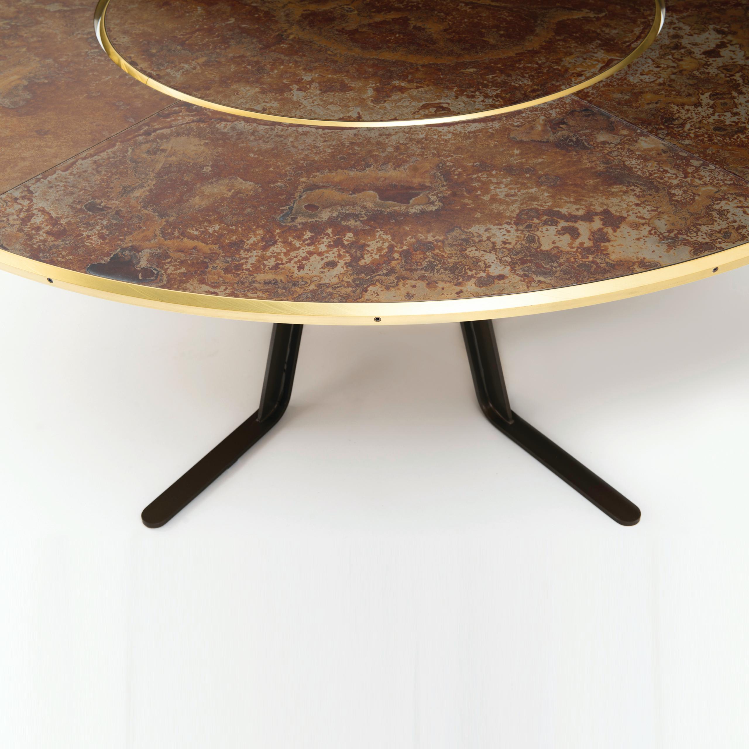 Mesa de comedor giratoria circular Giro, hierro tratado y latón by Mario Milana Siglo XXI y contemporáneo en venta