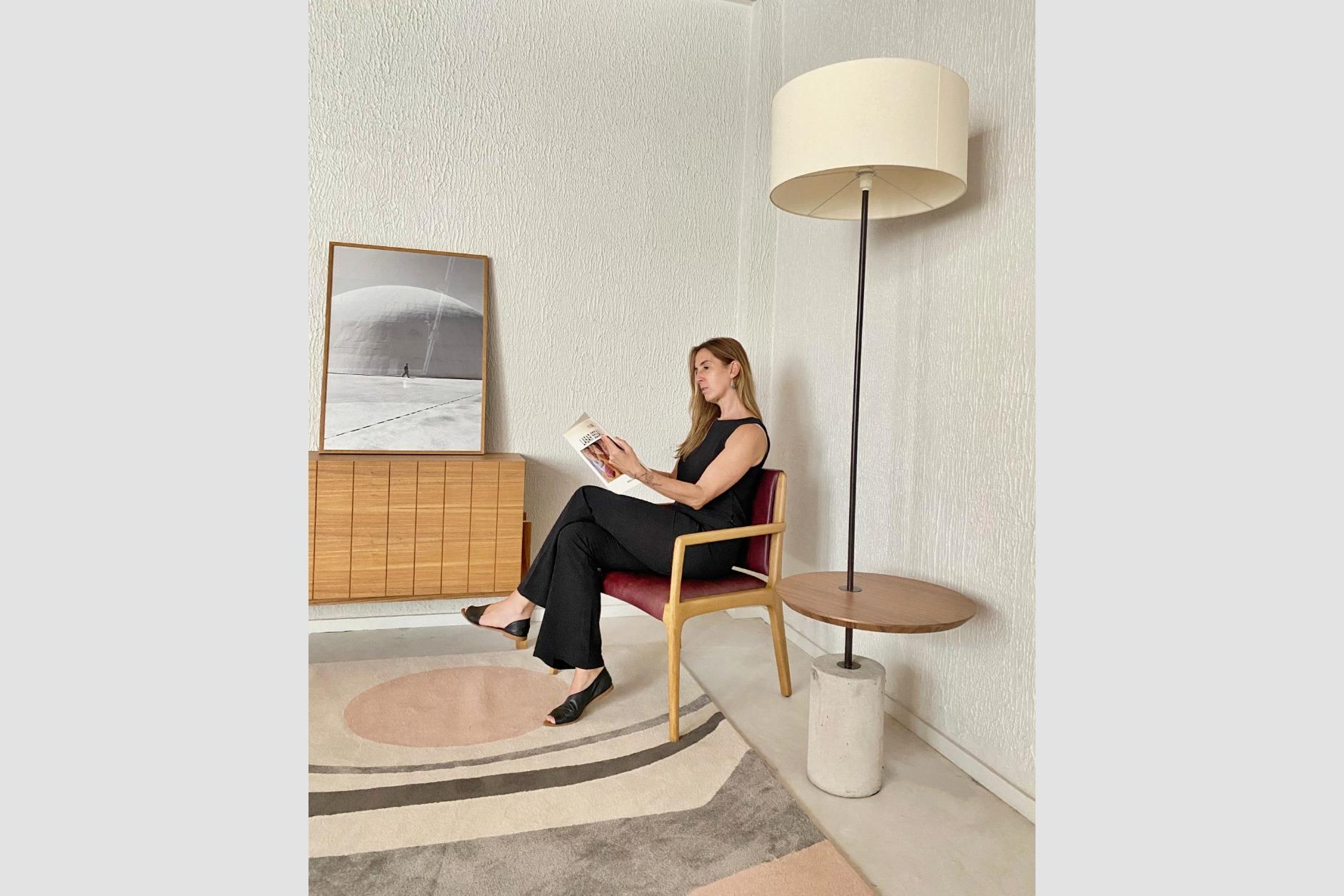 Brazilian Giro Minimalist Floor Lamp In Painted Steel, in natural wood and concrete base For Sale
