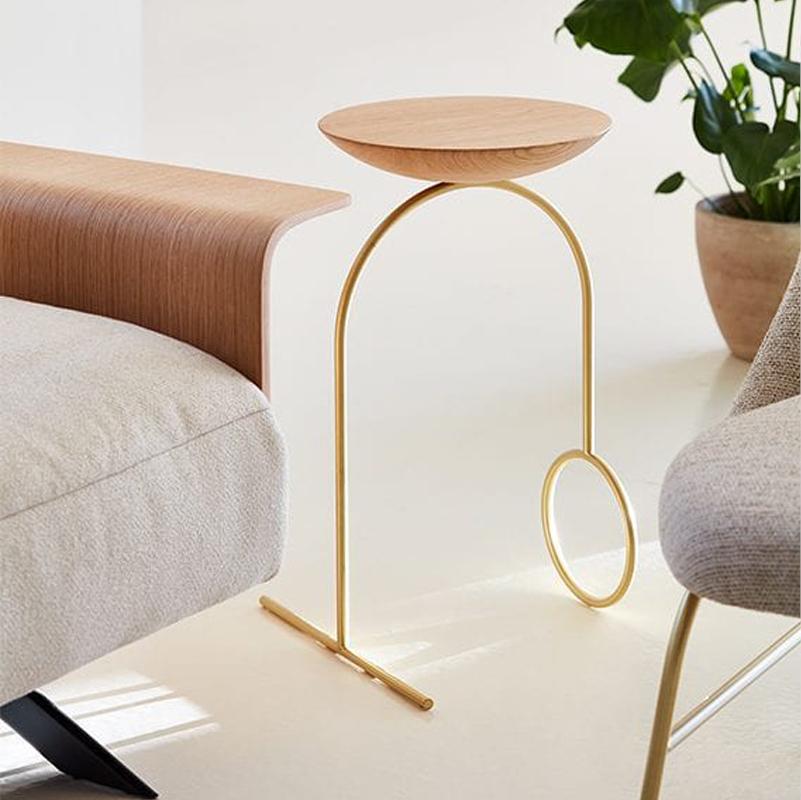 Minimalist table with clean lines and simple forms.
The oak bowl rests on a curved metal frame consisting of a circle and a line that form its legs.


The Viccarte collection edits artistic furniture pieces without pressure or market requirements.
