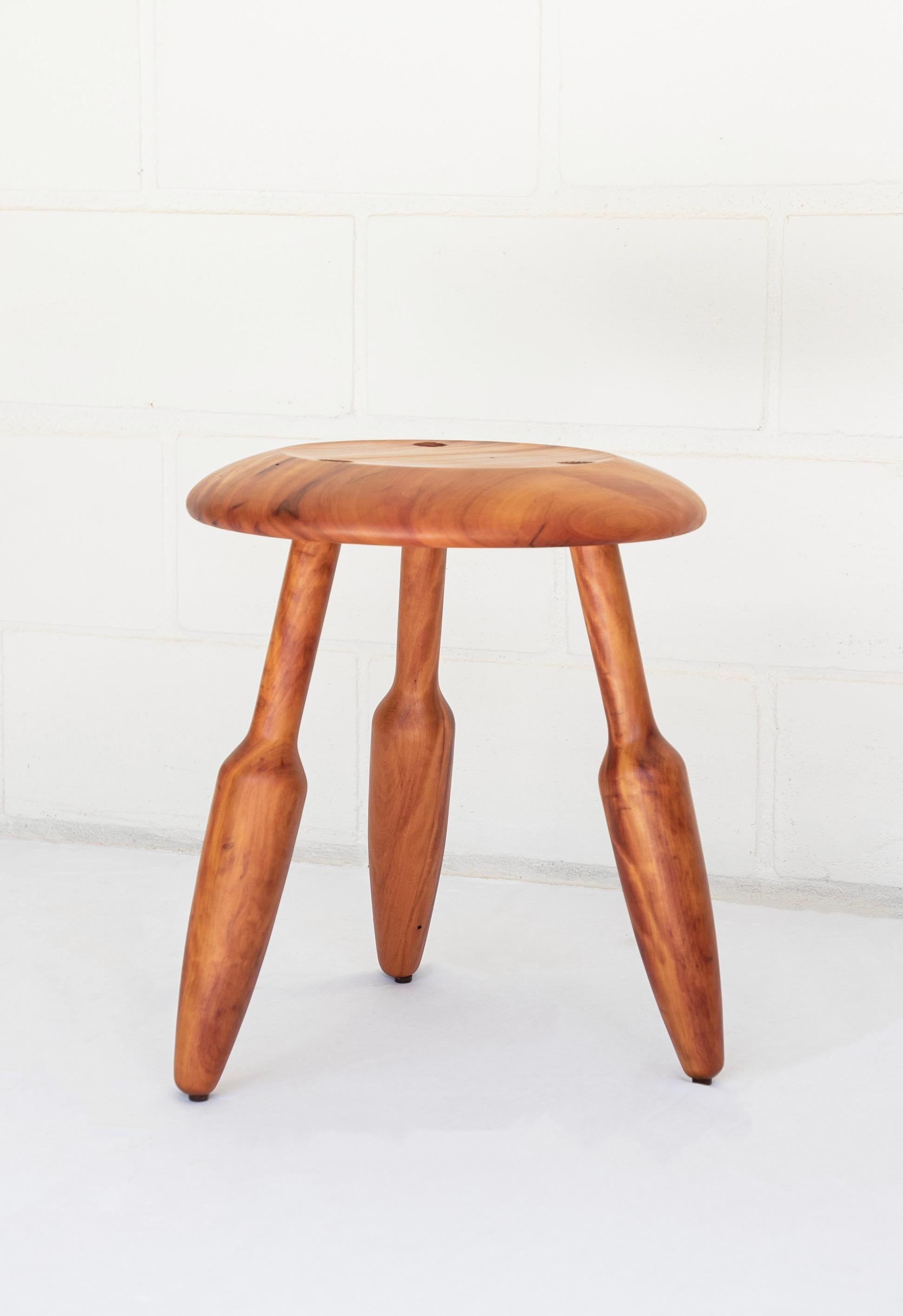 El taburete Giro es uno de los primeros diseños de Tiago Escher en el Estudio Cruzeta. Hecho a mano en el torno, el taburete de tres patas está construido totalmente con carpintería, y fabricado con madera maciza recuperada de un edificio protegido