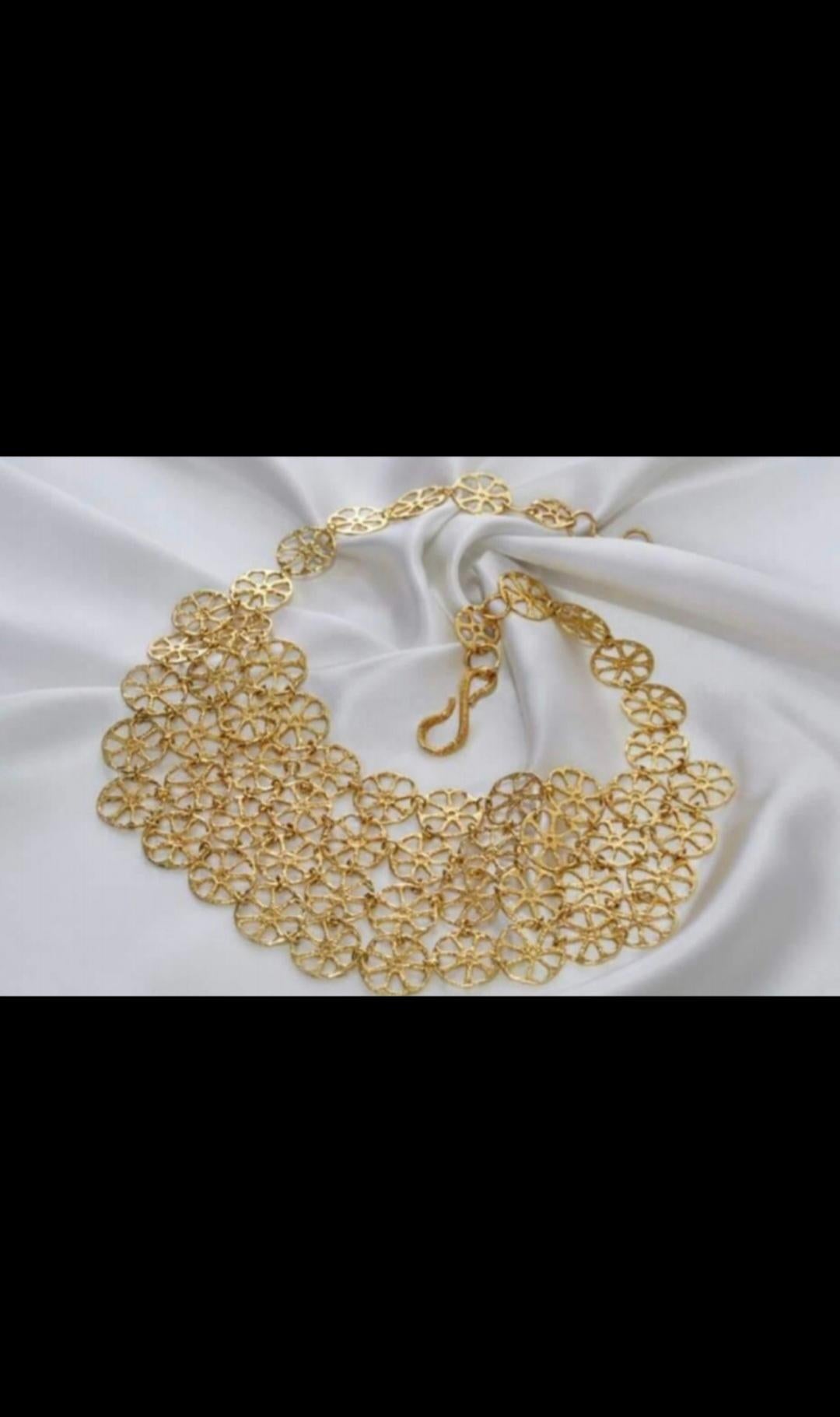Girocollo Collezione Disco Traforato preistorico.
Realizzato a mano con l'antica tecnica della Cera Persa (o microfusione) in Argento 925 placcato Oro 24 carati.
Questo girocollo è ispirato ad un piccolo Disco Traforato, scolpito nell'avorio di